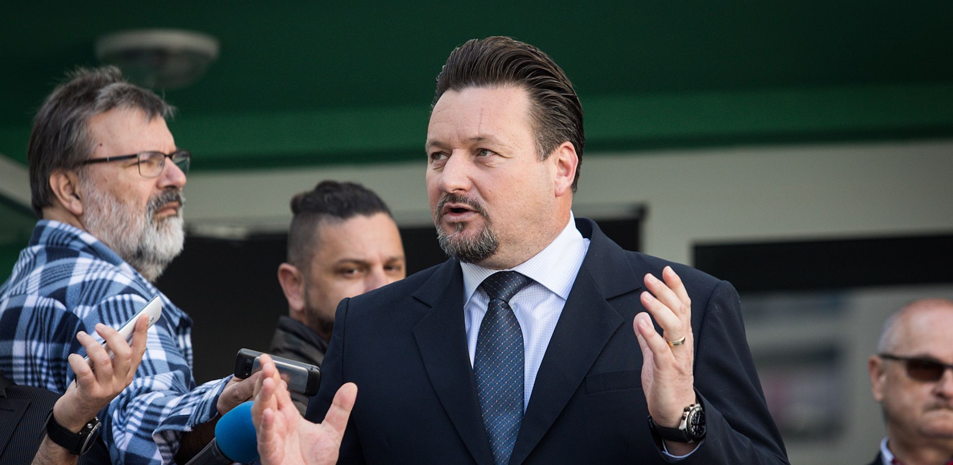 Split, 18.04.2017. - Ministar Lovro Kuščević sudjelovao je na svečanosti podjele ključeva kupcima stanova u stambeno-poslovnoj građevini iz programa POS-a.
foto HINA/ Milan ŠABIĆ/ ml