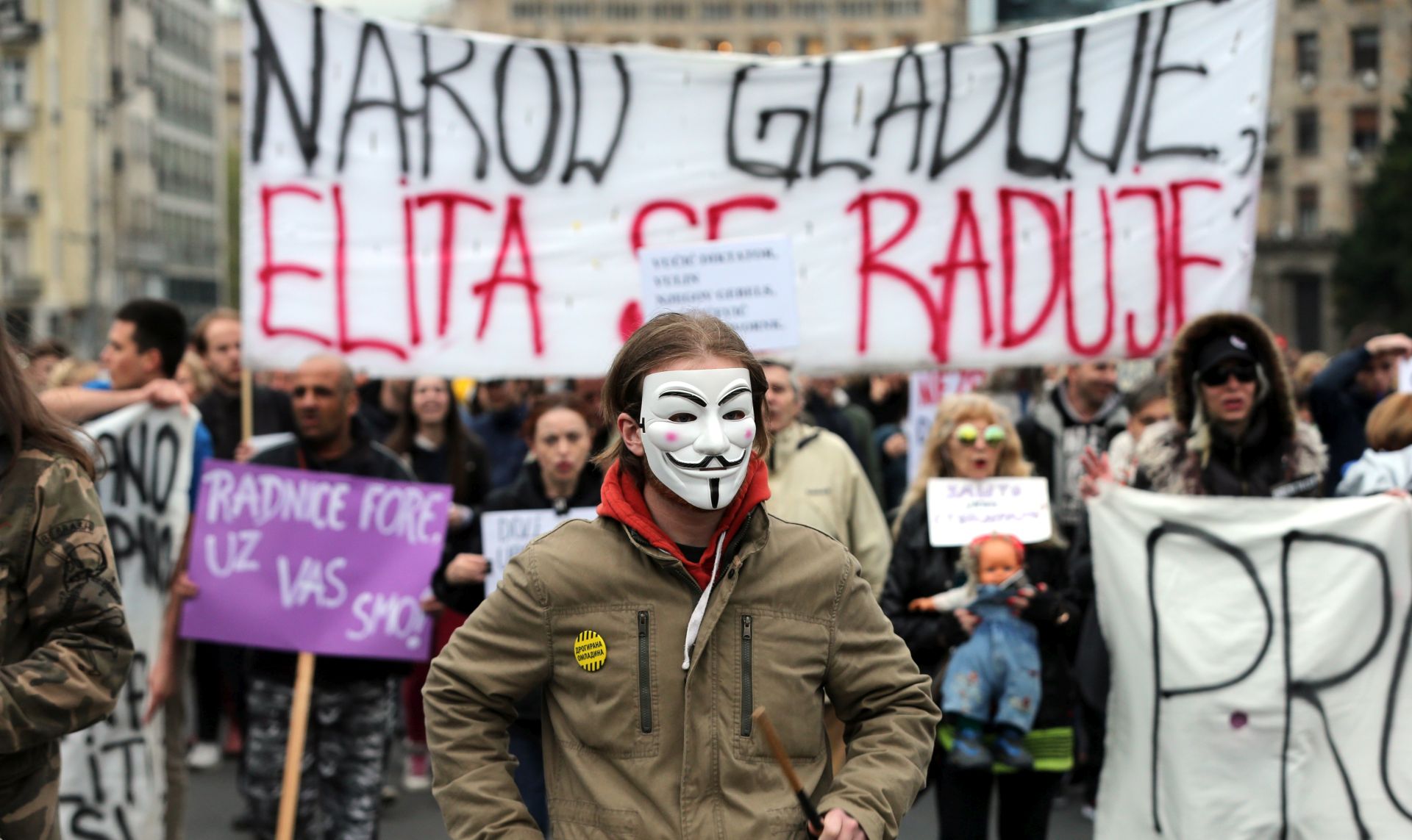 epa05913863 Protesters carry Serbian flags and banners with slogans against newly elected President, Serbian Prime Minister Aleksandar Vucic, during a protest against the results in the presidential elections in Belgrade, Serbia, 18 April 2017. Thousands of protesters demonstrated against the election of Prime Minister Aleksandar Vucic as president. Vucic won the 02 April 2017 Presidential elections with 55 percent of the votes.  EPA/KOCA SULEJMANOVIC