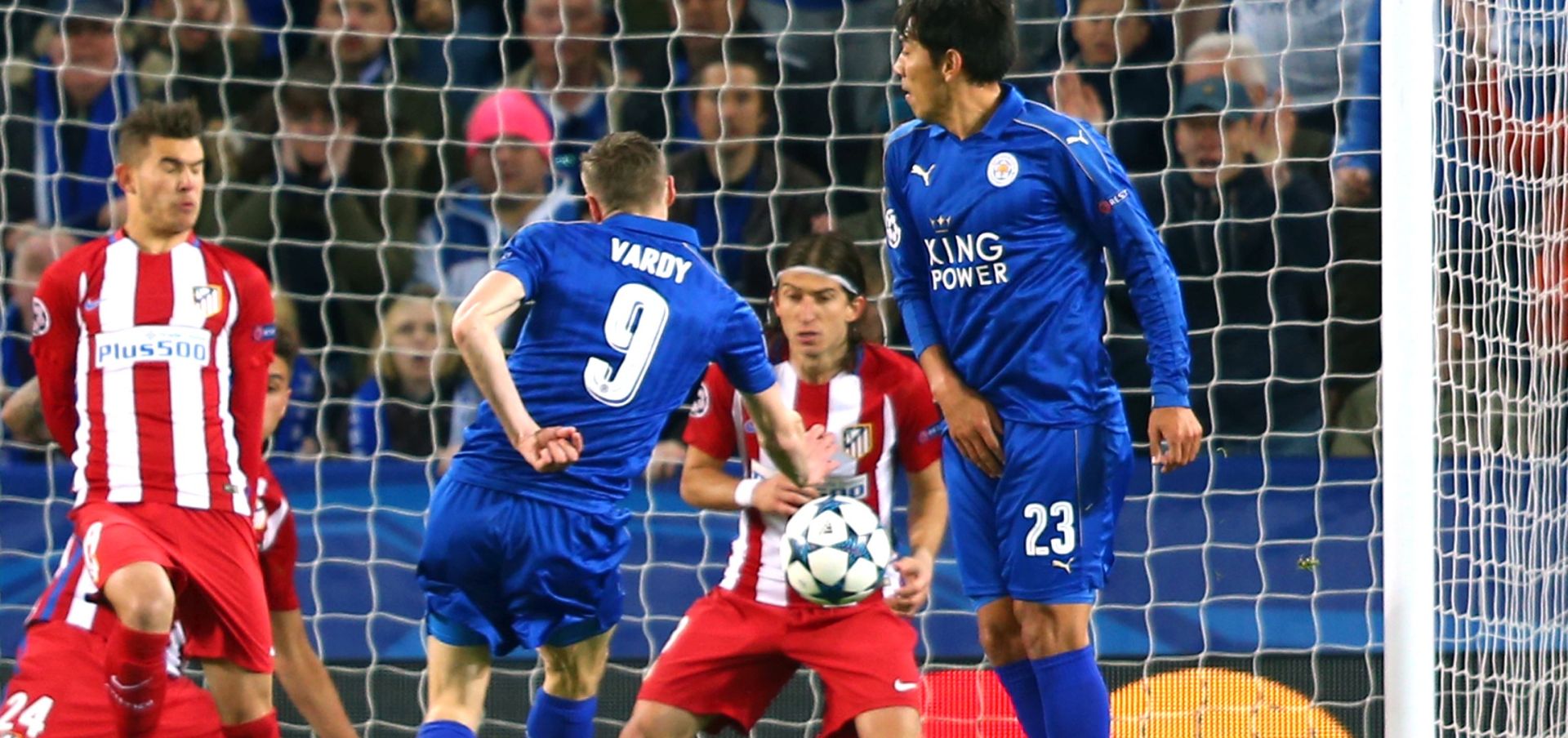 epa05914025 Jamie Vardy of Leicester scores the 1-1 during the UEFA Champions League quarter final second leg match between Leicester City and Atletico Madrid, Leicester, United Kingdom, 18 April 2017.  EPA/TIM KEETON