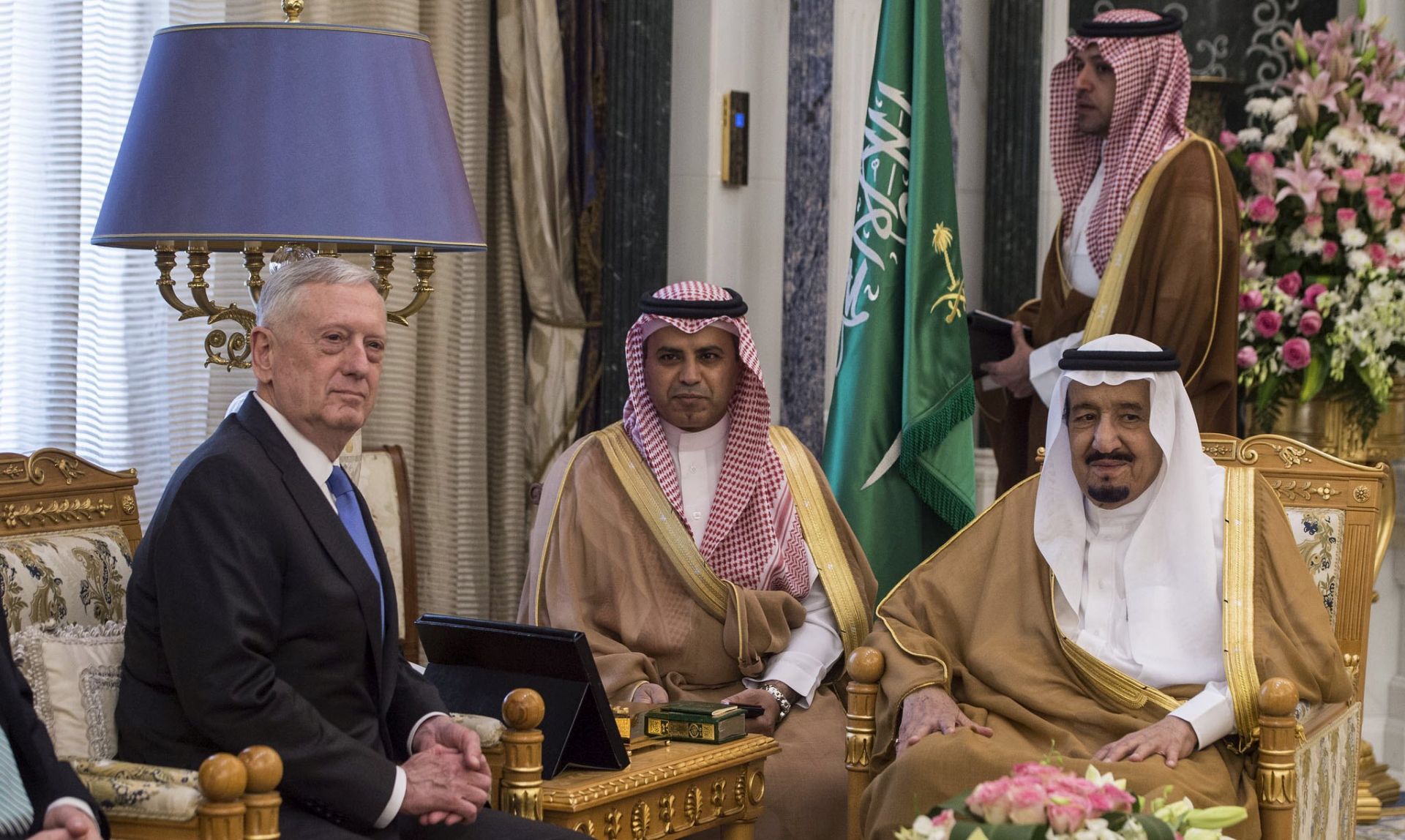 epa05915085 A handout photo made available by the US Department of Defense showing Defense Secretary Jim Mattis (L) meeting with Saudi King Salman bin Abdulaziz al-Saud in Riyadh, Saudi Arabia, 19 April 2017.  EPA/BRIGITTE N. BRANTLEY / US DEPARTMENT OF DEFENSE HANDOUT  HANDOUT EDITORIAL USE ONLY/NO SALES