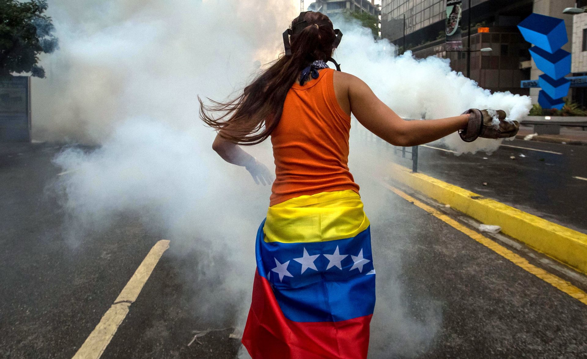 epa05918292 Demonstrators clash with members of the Bolivarian National Police as protests continue in Caracas, Venezuela, 20 April 2017. The Bolivarian National Guard, using tear gas, tried to disperse protests against the government of Venezuelan President Nicolas Maduro.  EPA/MIGUEL GUTIERREZ