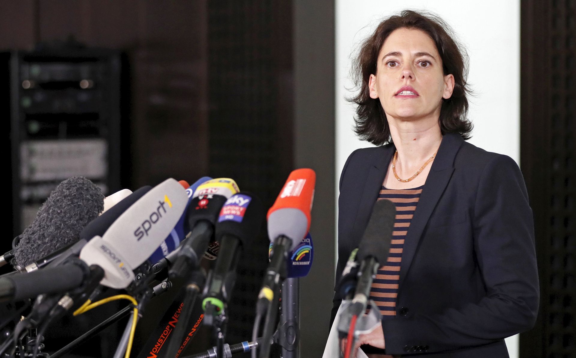 epa05918979 Frauke Koehler, spokesperson for the German public prosecutor's office, speaks during a press conference at the offices of the German Public Prosecutor General in Karlsruhe, Germany, 21 April 2017. According to a statement of German Federal prosecutor, 28-year-old Sergej W. is accused of attempted murder, inflicting bodily harm and causing an explosion. Sergej W. hoped to gain financially from the attack by acquired put options on Borussia Dortmund shares which would possibly fall after a large number of players being killed or injured.  EPA/RONALD WITTEK