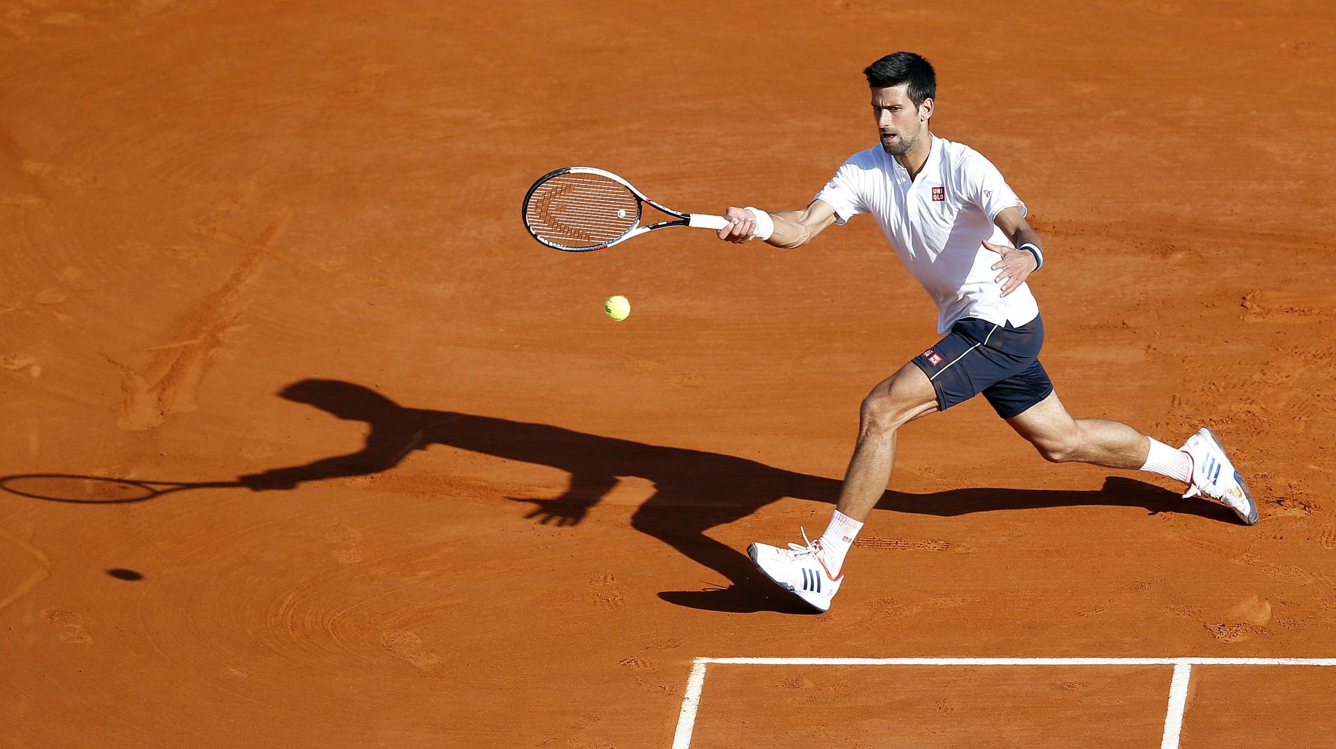 epa05919544 Novak Djokovic of Serbia returns the ball to David Goffin of Belgium during their quarter final match at the Monte-Carlo Rolex Masters tournament in Roquebrune Cap Martin, France, 21 April 2017.  EPA/SEBASTIEN NOGIER
