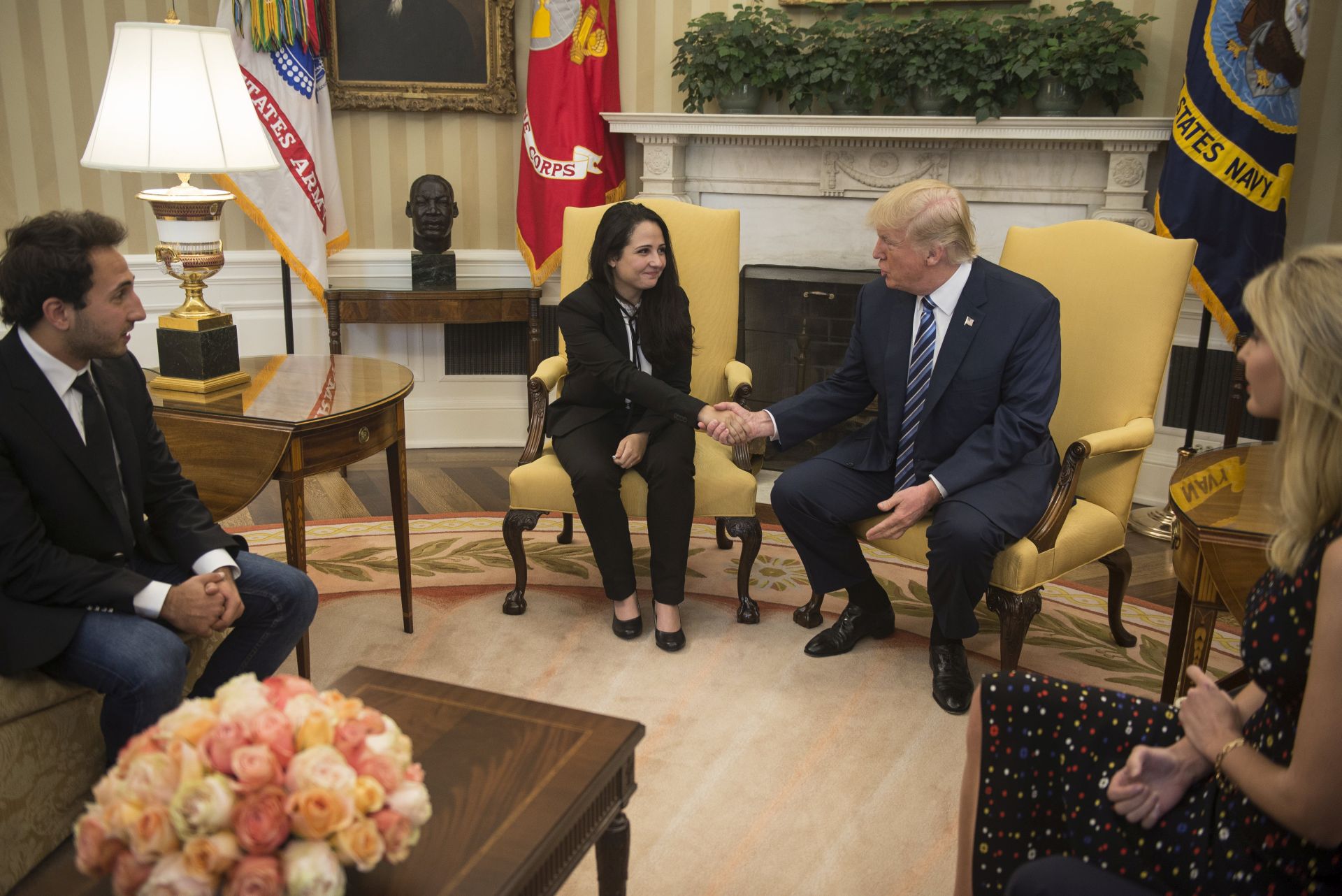 epa05919681 US President Donald J. Trump (2-R) meets with Egyptian American charity worker Aya Hijazi (2-L), who was imprisoned in Cairo for three years, in the Oval Office at the White House in Washington, DC, USA on April 21, 2017.  EPA/GABRIELLA DEMCZUK / POOL