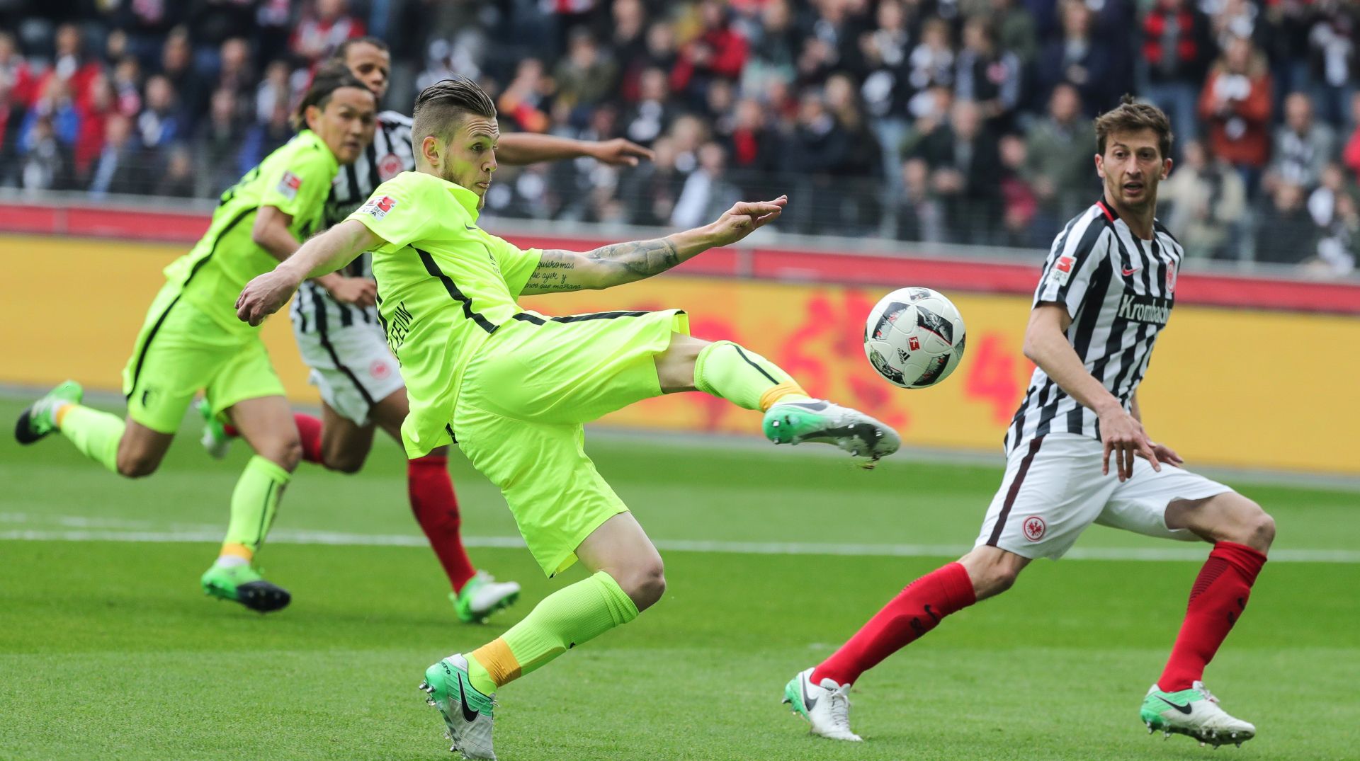 epa05921136 Augsburg's Jeffrey Gouweleeuw scores the 1-0 during the German Bundesliga soccer match between Eintracht Frankfurt and FC Augsburg in Frankfurt Main, Germany, 22 April 2017.  EPA/ARMANDO BABANI EMBARGO CONDITIONS - ATTENTION: Due to the accreditation guidelines, the DFL only permits the publication and utilisation of up to 15 pictures per match on the internet and in online media during the match.