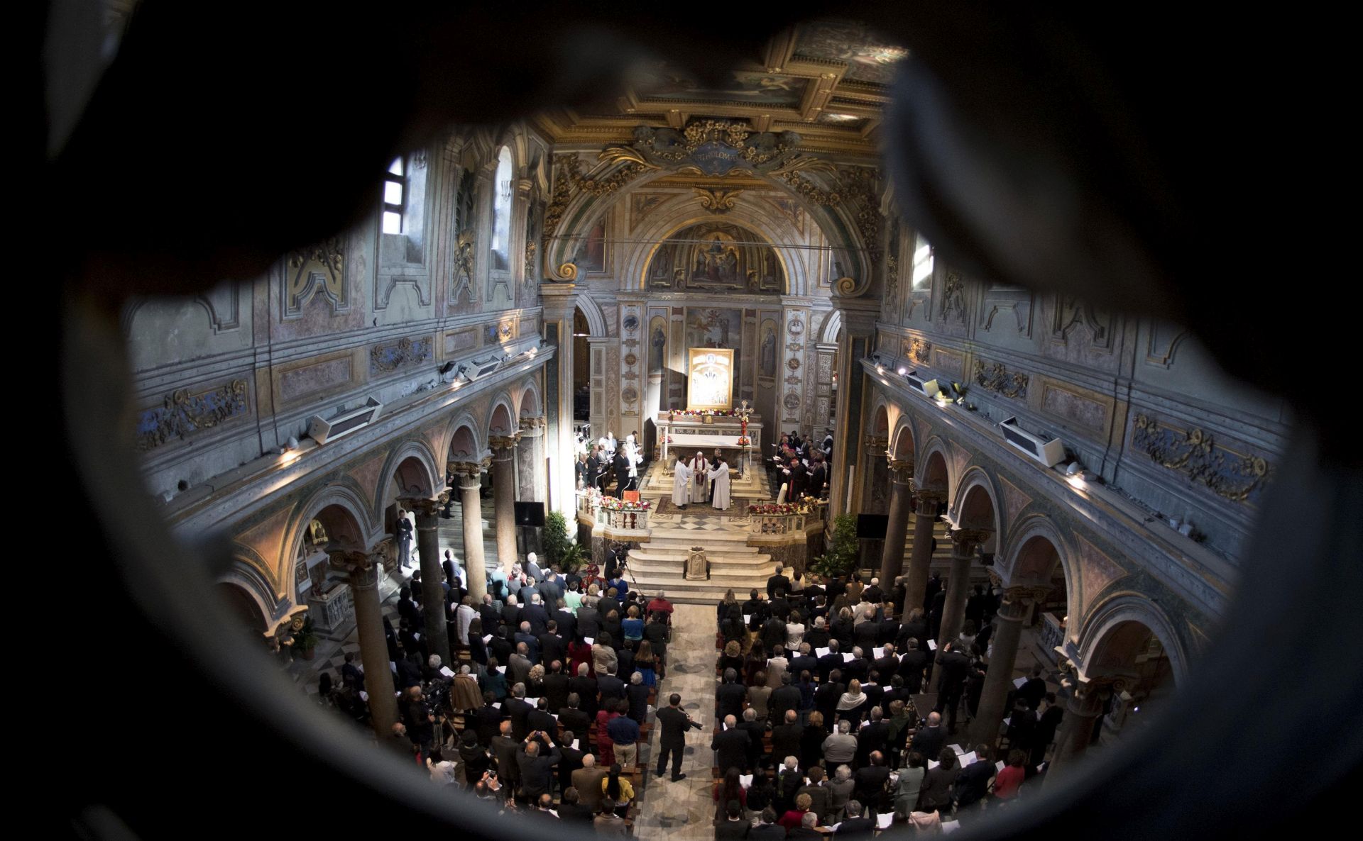 epa05921790 Pope Francis presides over the Liturgy of the Word with the Community of St. Egidio in commemoration of the 'New Martyrs' of the Twentieth and Twentyfirst Century at San Bartolomeo Basilica in Rome, Italy, 22 April 2017.  EPA/MAURIZIO BRAMBATTI / POOL