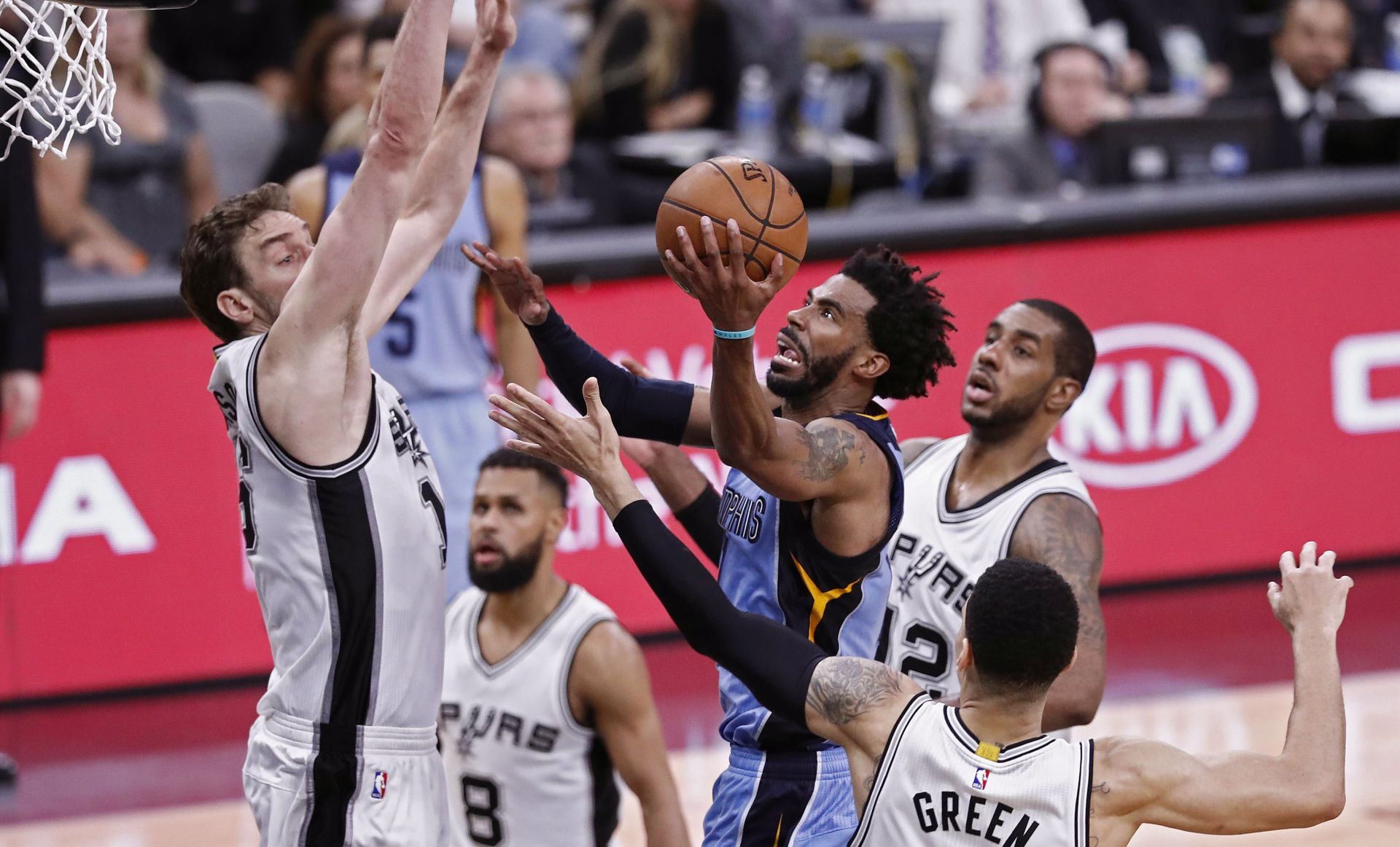 epa05912966 Memphis Grizzlies guard Mike Conley (C) goes to the basket against San Antonio Spurs center Pau Gasol (L) of Spain in the second half of the NBA Western Conference basketball playoffs game two between the Memphis Grizzlies and the San Antonio Spurs at the AT&T Center in San Antonio, Texas, USA, 17 April 2017.  Košarkaši Memphisa iskoristili su domaći teren i svladali San Atonio sa 110-108 u produžetku četvrte utakmice prvog kruga NBA doigravanja te na taj način izjednačili na 2-2 u seriji.   

Do izjednačenja na 2-2  došao je i Toronto pobjedom na gostovanju u Milwaukeeju sa 87-76.

Atlanta je smanjila zaostatak na 1-2 svladavši pred svojim navijačima Washington sa 116-98, uz solidnu igru Bojana Bogdanovića koji je za poražene Wizardse u 26 minuta imao 11 koševa (šut 3/9), sedam skokova i jednu asistenciju.

Golden State je slavio na gostovanju u Portlandu sa 119-113 pa Warriorse samo još jedna pobjeda dijeli od plasmana u drugi krug.

San Antonio ove sezone nijednom nije pobijedio u Memphisu, a da tako ne bude i ovoga puta, pobrinuli su se Mike Conley i Marc Gasol. Razigravač Conley je sa 35 koševa, devet skokova i osam asistencija bio uvjerljivo najbolji igrač Grizzliesa, a njegovim su košem domaći košarkaši izborili dodatnih pet minuta u kojima su stigli do velike pobjede. U produžetku je, pak, zablistao Marc Gasol koji je na 0,7 sekundi prije isteka vremena pogodio šut za pobjedu. Španjolski centar je završio dvoboj sa 16 koševa i 12 skokova. Vince Carter je ubacio 13 poena, a Zach Randolph 12 koševa uz 11 skokova.

Kawhi Leonard je sa 43 koša postavio osobni rekord u doigravanju, ali je na kraju osnovnog dijela utakmice promašio šut za pobjedu. Pratio ga je Tony Parker sa 22 koša i pet asistencija, LaMarcus Aldridge je ostao na 13 koševa. San Antonio ove sezone nije izgubio od Memphisa na svom parketu, gdje će taj niz pokušati nastaviti i u šestoj utakmici serije koja je na rasporedu  u noći s utorka na srijedu.

Košarkaši Washingtona u prvoj su od dvije gostujuće utakmice u Atlanti pali bez pravog otpora, jer je domaća momčad već u prvoj četvrtini uspjela izgraditi prednost od 25 koševa, koju su uzmanje oscilacije uspjeli održavati do kraja utakmice. Paul Millsap je ubacio 29 koševa uz 14 skokova, Dennis Schroder je postigao 27 poena i podijelio devet asistencija kod pobjednika. John Wall je predvodio Wizardse sa 29 koševa i sedam asistencija. Brandon Jennings je postigao 13, a Bradley Beal 12 poena. Hawksi će pred svojim navijačima pokušati izjednačiti na 2-2 u noći s ponedjeljka na utorak (2 sata iza ponoći).

Tada će se košarkaši Portlanda pokušati izboriti za povratak u Oakland, nakon što su u noći sa subote na nedjelju poraženi na svom parketu od aktualnih doprvaka sa 119-113, iako je Golden State bio bez Kevina Duranta i prvog trenera Stevea Kerra, koji je zbog bolesti svoje mjesto ustupio prvom pomoćniku Mikeu Brownu. Trail Blazersi su do sredine treće četvrtine imali uvjerljivu prednost, vodili i sa 17 koševa razlike, ali su u završnih 12 minuta ušli s mininalnim vodstvom 88-87.

U neizvjesnoj završnici kapetan Golden Statea Stephen Curry postigao je ključnu tricu za 113-106 na 49 sekundi prije kraja te u posljednjoj minuti ubacio devet od svoja 34 koša, a tome je dodao i osam asistencija. Klay Thompson je ubacio 24 koša, Andre Iguodala 16 poena, a JaVale McGee 14 za pobjednike. C. J. McCollum je postigao 32, a Damian Lillard 31 koš za poražene domaćine koji su bili snažniji za povratnika Jusufa Nurkića. Bivši centar Cedevite je za 16 minuta postigao dva koša uz 11 skokova.

Rezultati NBA doigravanja, 22.4.
ISTOČNA KONFERENCIJA
Atlanta (5) - Washington (4)    116-98   
(Washington vodi u seriji sa 2-1)

Milwaukee (6) - Toronto (3)      76-87  
(Rezultat u seriji izjednačen na 2-2)

ZAPADNA KONFERENCIJA
Memphis (7) - San Antonio (2)   110-108 (produžetak)
(Rezultat u seriji izjednačen na 2-2)

Portland (8) - Golden State (1) 113-119       
(Golden State vodi u seriji sa 3-0)