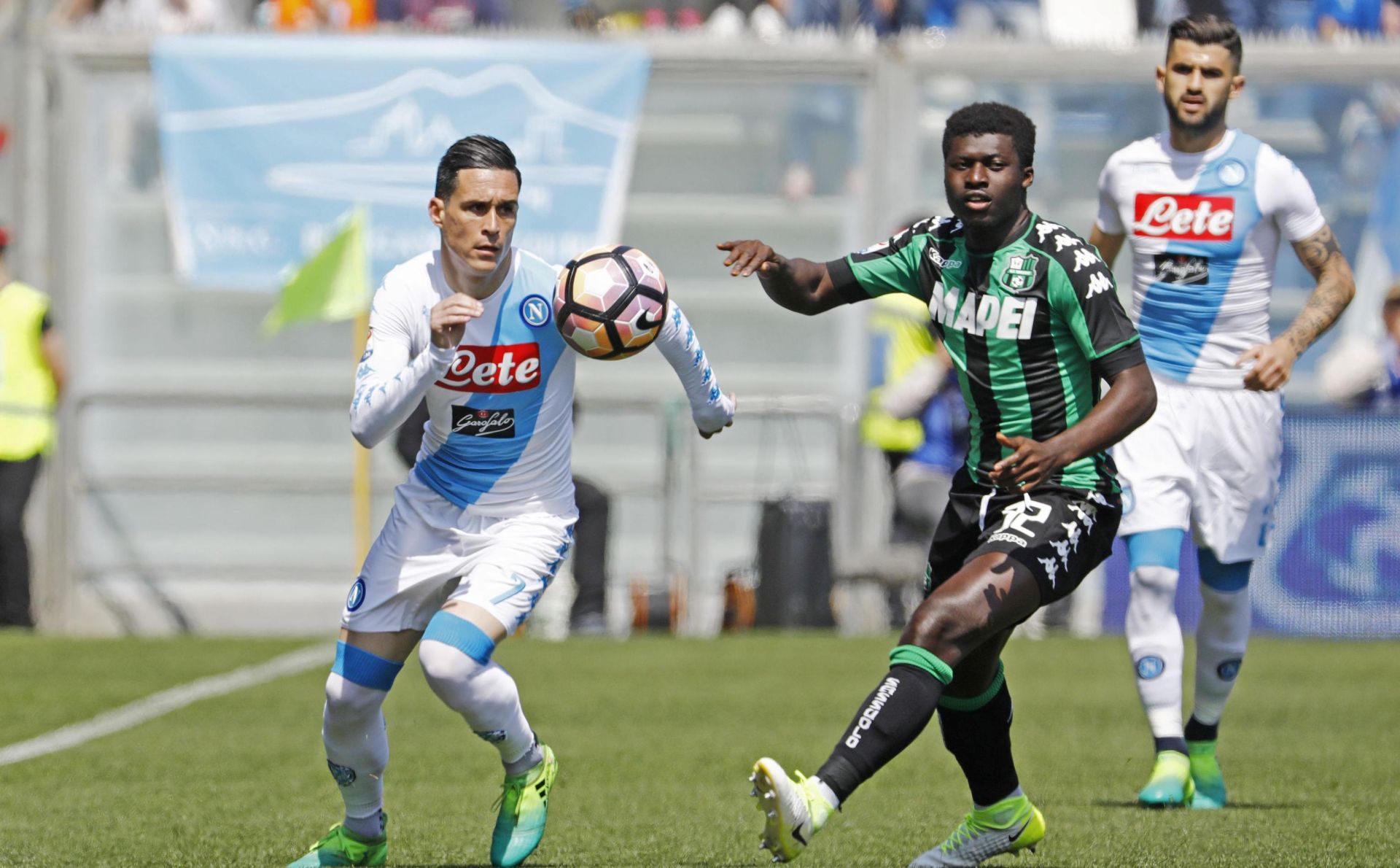 epa05923099 Sassuolo's Alfred Duncan (R) and Napoli's Jose Callejon (L) in action during the Italian Serie A soccer match US Sassuolo vs SSC Napoli at Mapei Stadium in Reggio Emilia, Italy, 23 April 2017.  EPA/ELISABETTA BARACCHI