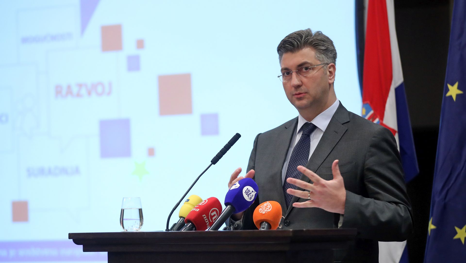 Zagreb, 24.04.2017 - Predsjednik Vlade Andrej Plenkoviæ otvorio je manifestaciju "Tjedan EU fondova", koja æe se odrati od 24. do 28. travnja, s kojom se eli iroj javnosti i potencijalnim korisnicima predstaviti moguænosti koritenja europskih strukturnih i investicijskih fondova, kao i dobrobiti koju oni nose Republici Hrvatskoj.
foto HINA/ Damir SENÈAR /ds