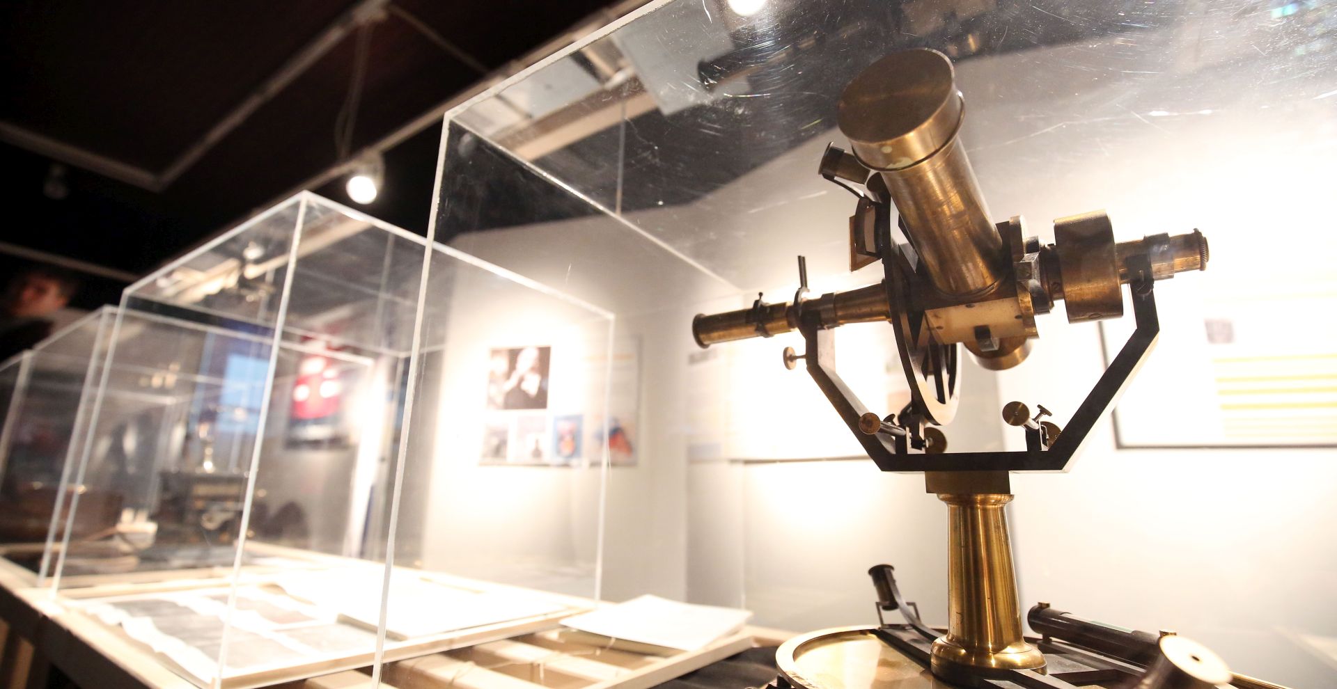 Zagreb, 24.04.2017 - Otvorenje 15. Festivala znanosti u Tehnièkom muzeju Nikola Tesla u Zagrebu. Festival znanosti odrava se od 24. do 29. travnja, pod visokim pokroviteljstvom  Ministarstva znanosti i obrazovanja u 23 hrvatska grada, s oko tisuæu sudionika  i vie od 500 programskih sadraja. U kreiranju kvalitetnih  programskih sadraja sudjelovala su hrvatska sveuèilita te veliki broj  studentskih udruga, pojedinaca i udruga vezanih za popularizaciju znanosti.
foto HINA/ Denis CERIÆ /dc