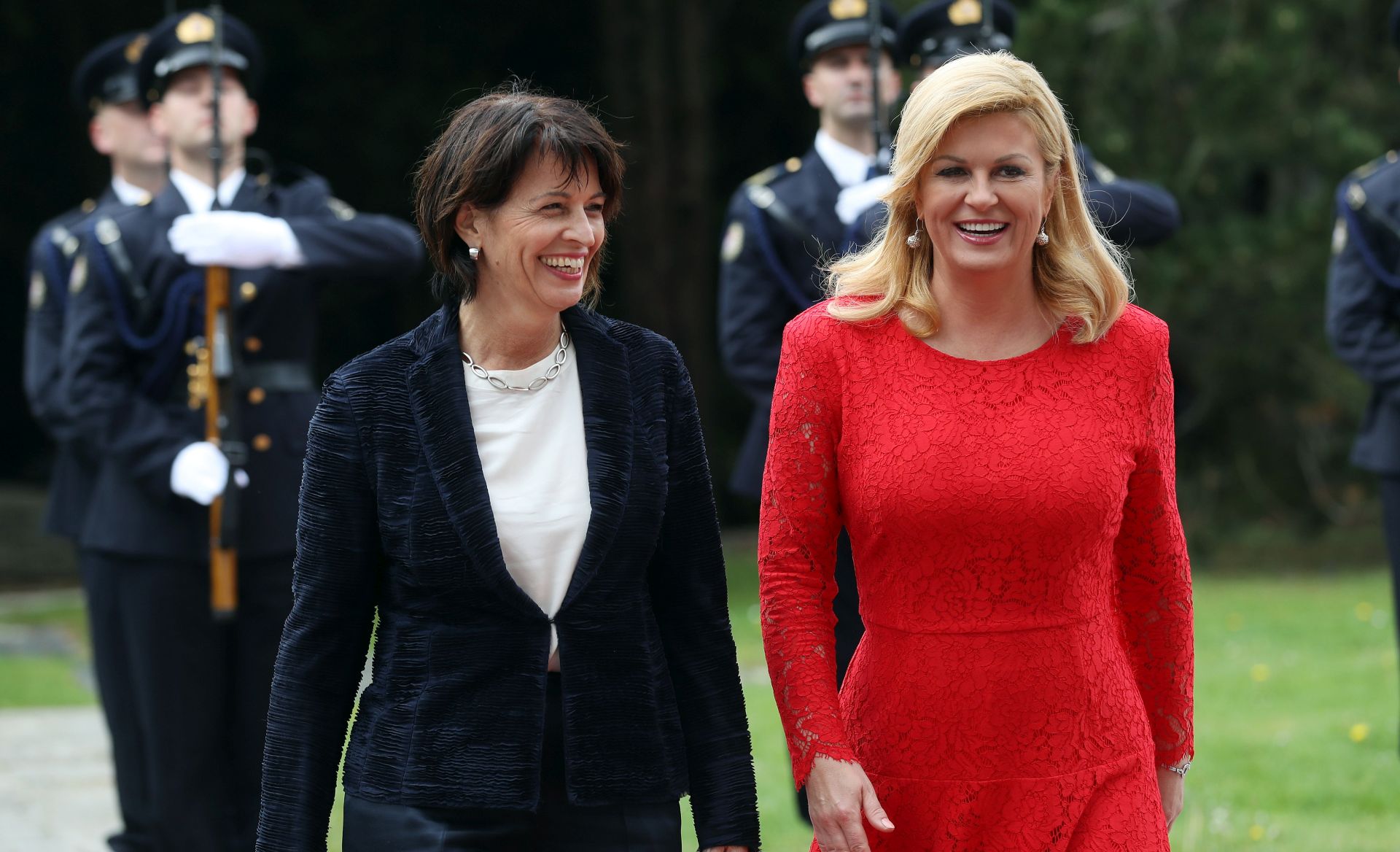 Zagreb, 25.04.2017 - Predsjednica Republike Hrvatske Kolinda Grabar-Kitaroviæ i vicarska predsjednica Doris Leuthard tijekom sveèanog doèeka u Uredu Predsjednice. vicarska predsjednica Leuthard stigla je u slubeni posjet Republici Hrvatskoj.
foto HINA/ Damir SENÈAR /ds