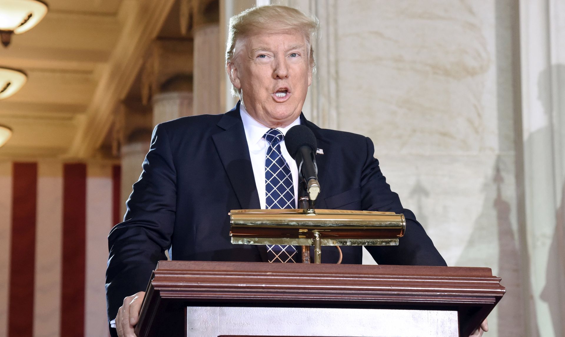 epa05927334 US President Donald J. Trump speaks during the United States Holocaust Memorial Museum’s National Days of Remembrance at the US Capitol in Washington, DC, USA, on 25 April 2017.  EPA/Olivier Douliery / POOL