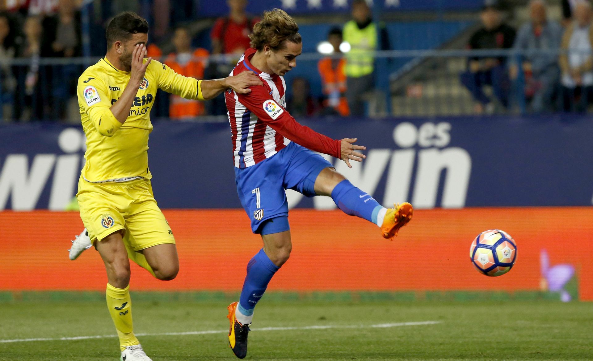 epa05927767 Atletico Madrid's French forward Antoine Griezmann (R) shoots against Argentinean player Mateo Musacchio (L) of Villarreal during the Primera Division soccer match between Atletico Madrid and Villarreal FC played at Vicente Calderon's stadium in Madrid, Spain on 25 April 2017.  EPA/KIKO HUESCA