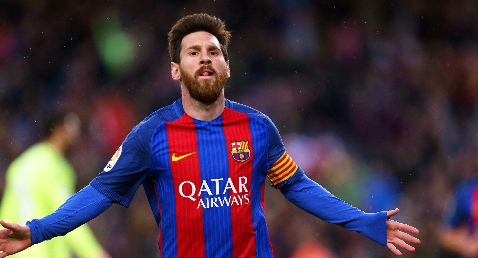 epa05929371 FC Barcelona's Lionel Messi celebrates after scoring the opening goal during the Spanish Primera Division soccer match between FC Barcelona and CA Osasuna at Camp Nou in Barcelona, Spain, 26 April 2017.  EPA/ALEJANDRO GARCIA