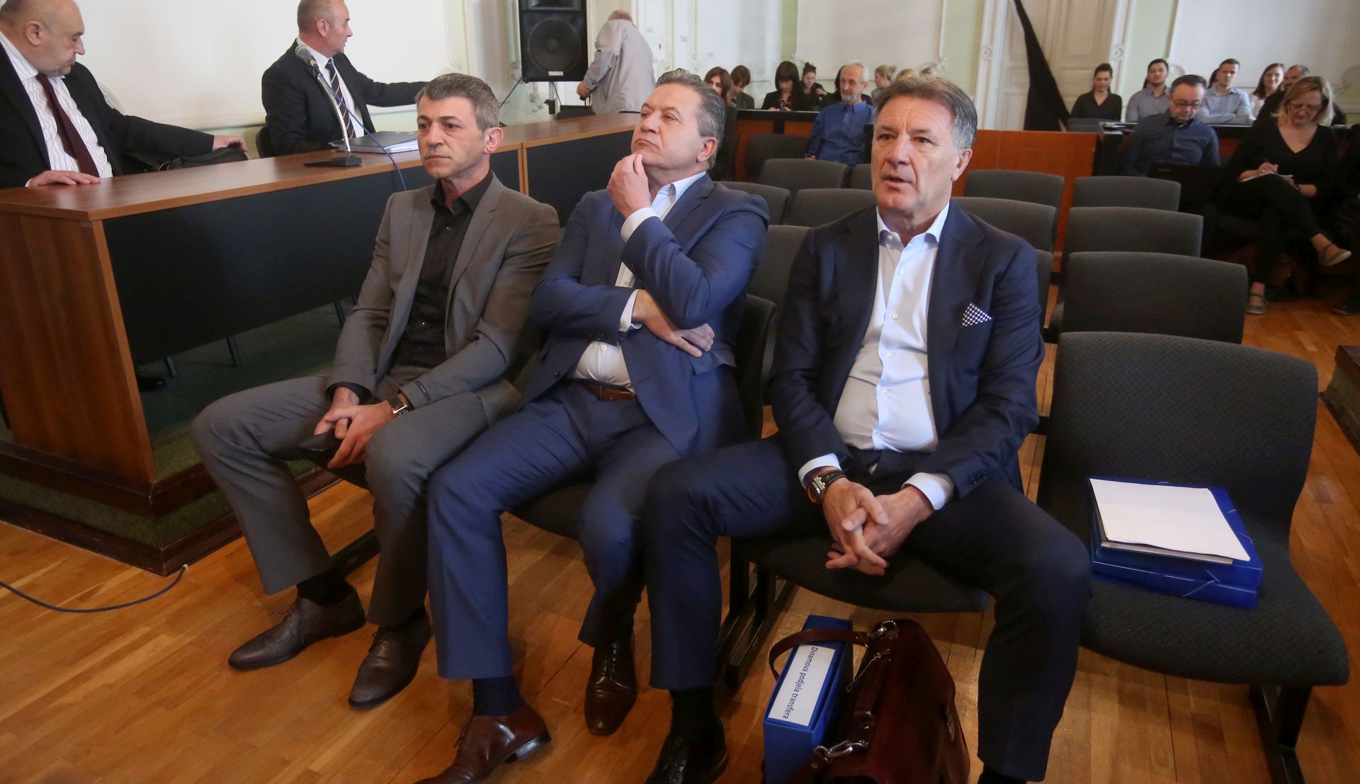 Osijek, 27.04.2017 - Bivi èelnik "Dinama" Zdravko Mamiæ u èetvrtak je na osjeèkom upanijskom sudu odbacio Uskokove optube da je sa svojim suoptuenicima zagrebaèki nogometni klub otetio izvlaèeæi novac od transfera igraèa, a dravu neplaæanjem poreza i prireza. Nakon èitanja optunice, koju je proèitao zamjenik ravnateljice Uskoka Sven Mikoviæ, krivnju su negirali i ostali nazoèni okrivljenici - bivi direktor NK Dinama Damir Vrbanoviæ i poreznik Milan Pernar.
foto HINA/ ik