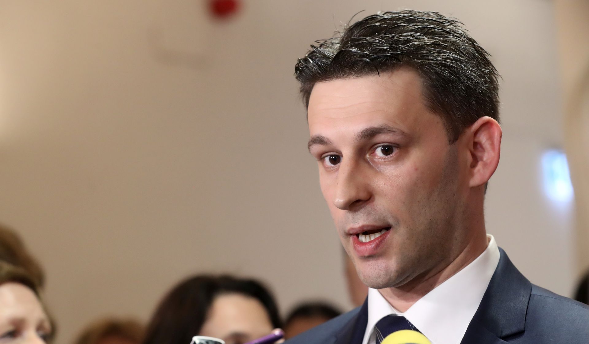Zagreb, 27.04.2017 - Predsjednik Hrvatskog sabora Boo Petrov okruen razrijeenim ministrima, dao je izjavu za medije oko odluke premijera Plenkoviæa da razrijei ministre prlju, Dobroviæa i Orepiæa.
foto HINA/ Damir SENÈAR /ds