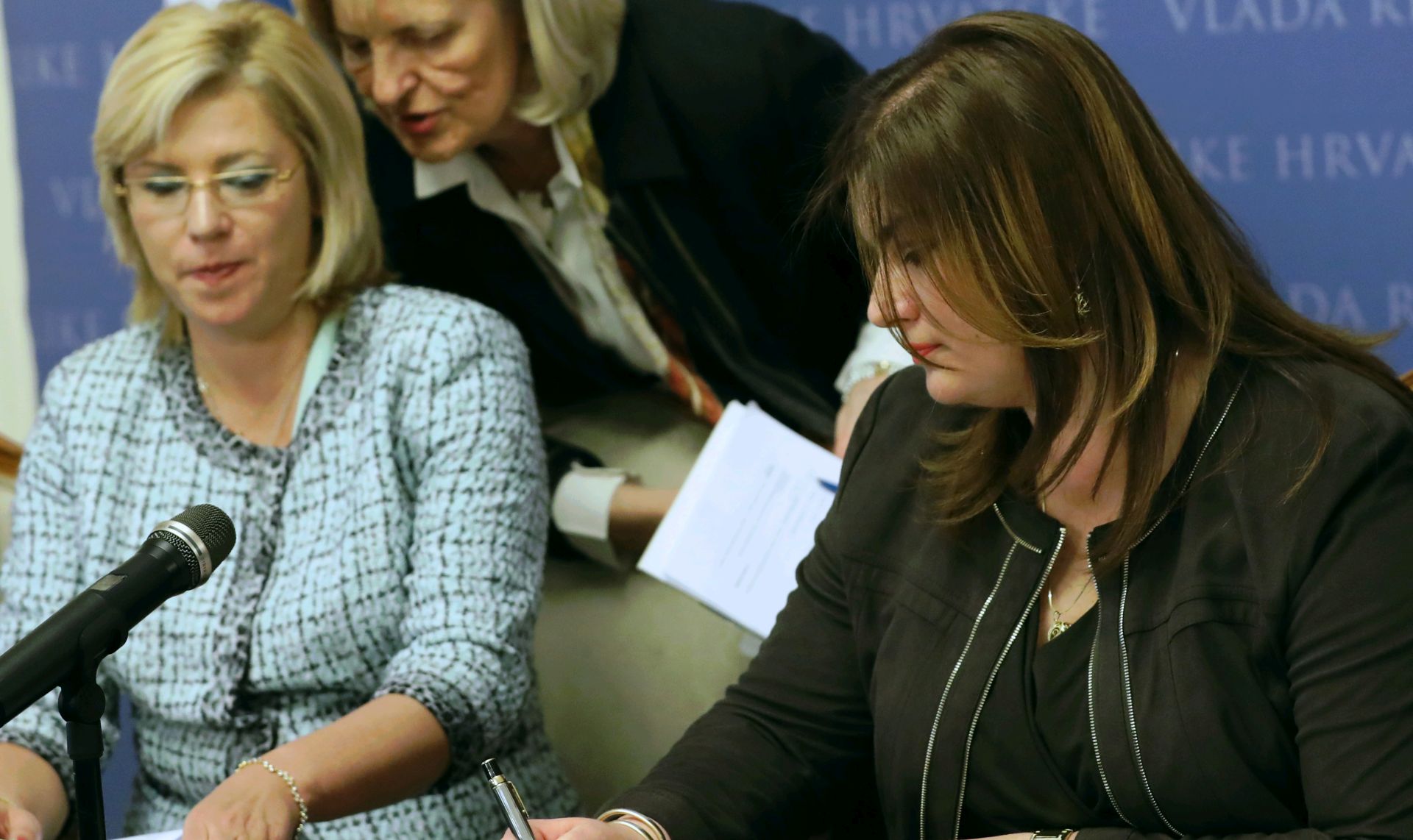 Zagreb, 27.04.2017. - Povjerenica Europske komisije za regionalnu politiku Corina Cretu i ministrica regionalnog razvoja i EU fondova Gabrijela alac sudjelovale su na sveèanosti potpisivanja ugovora o dodjeli bespovratnih sredstava iz Europskih fondova za ukupno 8 ugovora u podruèju pripreme i provedbe integriranih razvojnih programa. Na fotografiji Corina Cretu, Gabrijela alac. foto HINA/ Lana SLIVAR DOMINIÆ/ lsd