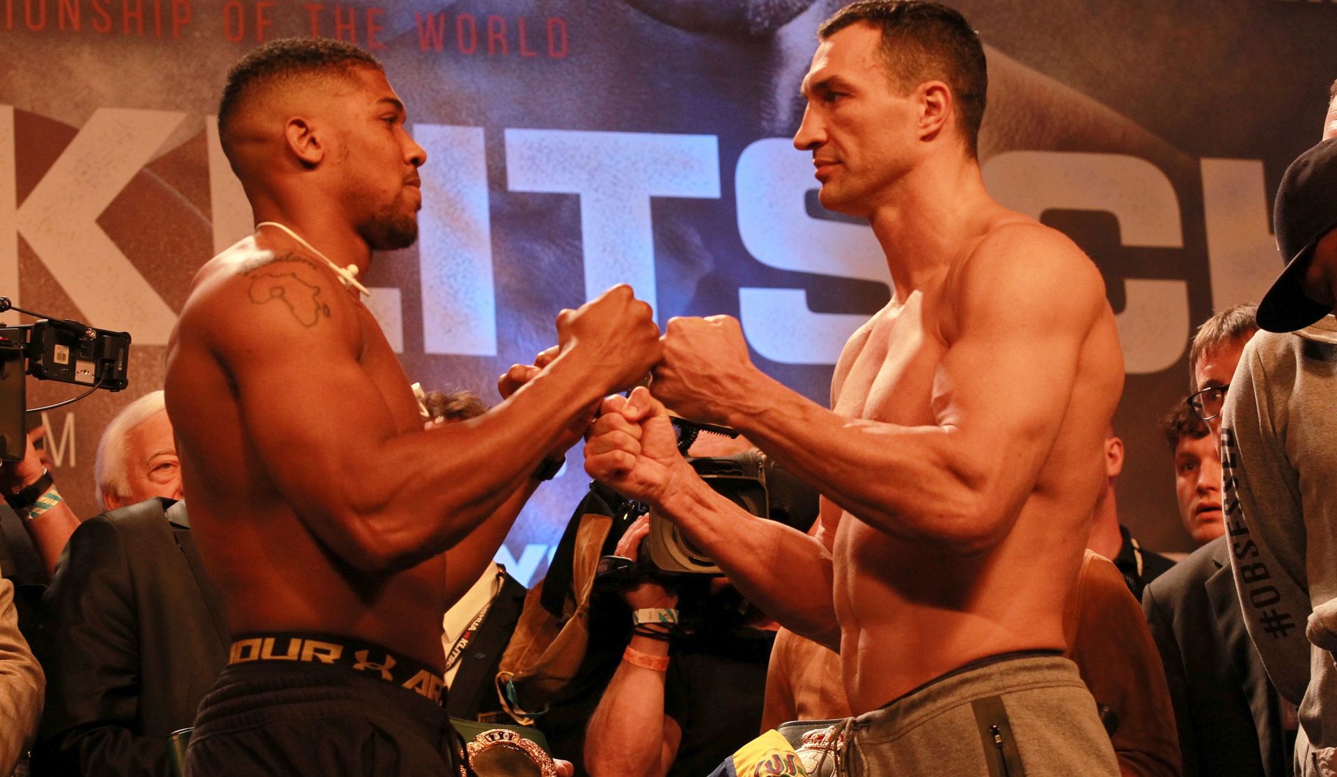 epa05932954 Britain's Anthony Joshua (L) and Wladimir Klitschko (R) of Ukraine pose during the weigh-in for their WBA Heavyweight Super Championship title bout at Wembley stadium, London, Britain, 28 April 2017. The fight is to be held at Wembley Stadium on 29 April 2017.  EPA/SEAN DEMPSEY
