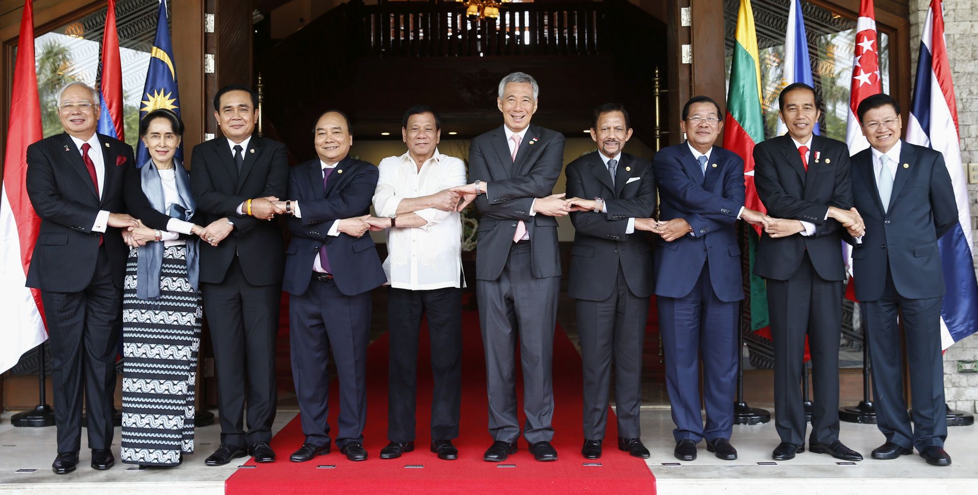 epa05934323 (L-R) Malaysian Prime Minister Najib Razak, Myanmar State Counsellor Aung San Suu Kyi, Thai Prime Minister Prayuth Chan-o-cha, Vietnamese Prime Minister Nguyen Xuan Phuc, Philippines President Rodrigo Duterte, Singapore Prime Minister Lee Hsien Loong, Sultan of Brunei Hassanal Bolkiah, Cambodian Prime Minister Hun Sen, Indonesian President Joko Widodo and Laos Prime Minister Thongloun Sisoulith hold hands at they pose for a group photo at the Coconut Palace in Pasay City, south of Manila, Philippines, 29 April 2017. The Philippines is hosting the Association of South East Asian Nations (ASEAN) 2017 Summit from 26 to 29 April, with the theme 'Partnering for Change, Engaging the World' to promote unity with and among ASEAN member states and its global partners.  EPA/ROLEX DELA PENA
