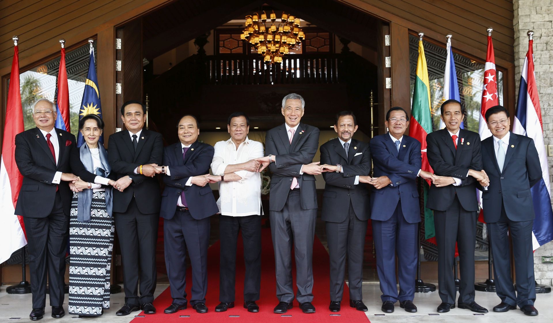 epa05934323 (L-R) Malaysian Prime Minister Najib Razak, Myanmar State Counsellor Aung San Suu Kyi, Thai Prime Minister Prayuth Chan-o-cha, Vietnamese Prime Minister Nguyen Xuan Phuc, Philippines President Rodrigo Duterte, Singapore Prime Minister Lee Hsien Loong, Sultan of Brunei Hassanal Bolkiah, Cambodian Prime Minister Hun Sen, Indonesian President Joko Widodo and Laos Prime Minister Thongloun Sisoulith hold hands at they pose for a group photo at the Coconut Palace in Pasay City, south of Manila, Philippines, 29 April 2017. The Philippines is hosting the Association of South East Asian Nations (ASEAN) 2017 Summit from 26 to 29 April, with the theme 'Partnering for Change, Engaging the World' to promote unity with and among ASEAN member states and its global partners.  EPA/ROLEX DELA PENA