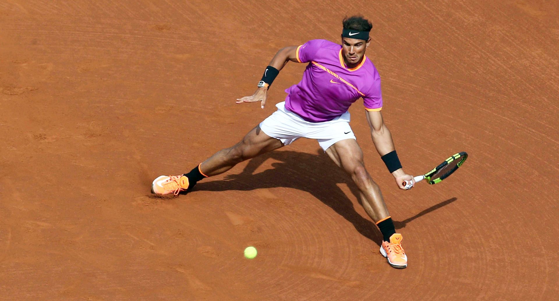 epa05935529 Rafael Nadal of Spain returns a ball to Horacio Zeballos of Argentina during their semifinal match of the Barcelona Open Banc Sabadell, Trofeo Conde de Godo, in Barcelona, Spain, 29 April 2017.  EPA/TONI ALBIR