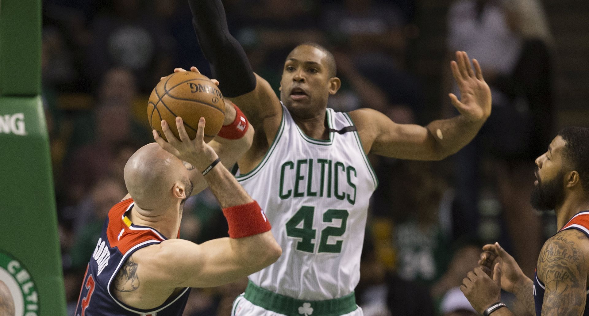 epa05937657 Boston Celtics center Al Horford (R) defends against Washington Wizards center Marcin Gortat (L) during the first quarter of their NBA Eastern Conference Semifinal game at the TD Garden in Boston, Massachusetts, USA 30 April 2017.  EPA/CJ GUNTHER