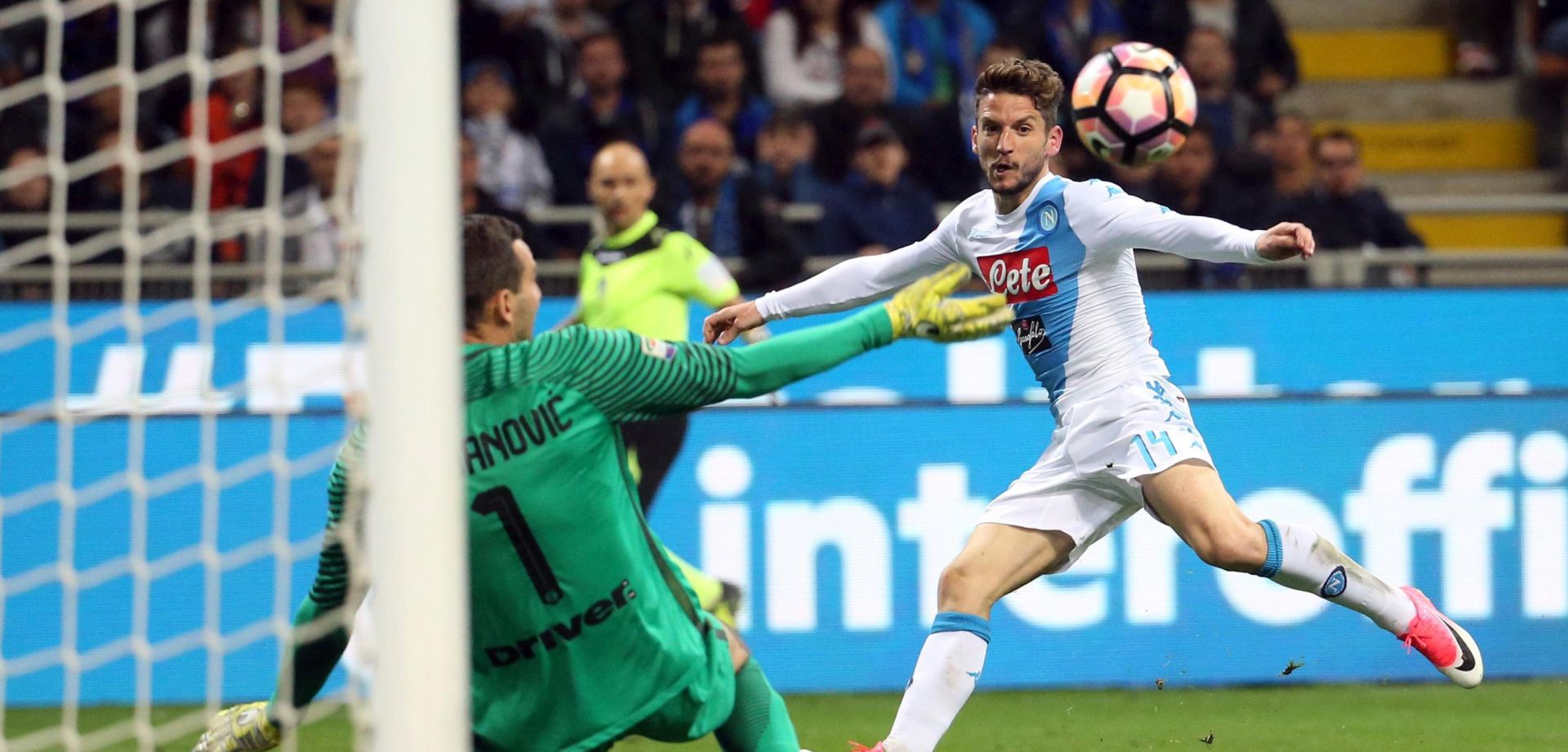 epa05937841 Inter's goalkeeper Samir Handanovic and Napoli's Dries Mertens in action during the Italian Serie A soccer match Inter FC vs SSC Napoli at Giuseppe Meazza stadium in Milan, Italy, 30 April 2017.  EPA/MATTEO BAZZI