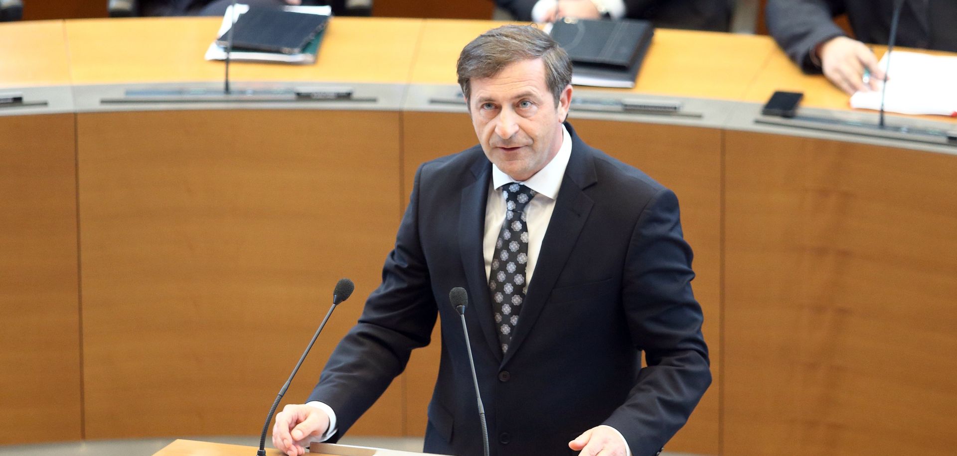 02.04.2013., Ljubljana, Slovenija - Ratifikacija Ugovora o pristupanju Republike Hrvatske Europskoj uniji u Drzavnom zboru Republike Slovenije. Memorandumom o suglasnosti dviju vlada, koji su 11. ozujka 2013. u Mokricama potpisali tadasnji premijer Slovenije Janez Jansa i hrvatski premijer Zoran Milanovic, usuglaseno je da ce se rjesenje Ljubljanske banke traziti u sklopu sukcesije, a sudske tuzbe protiv iste banke u Hrvatskoj staviti u stanje mirovanja. Zakon o ratifikaciji hrvatskoga pristupnog ugovora vec je jednoglasno podupro vanjskopoliticki odbor slovenskog parlamenta. Ministar vanjskih poslova Slovenije Karl Erjavec. 
Photo: Zeljko Lukunic/PIXSELL