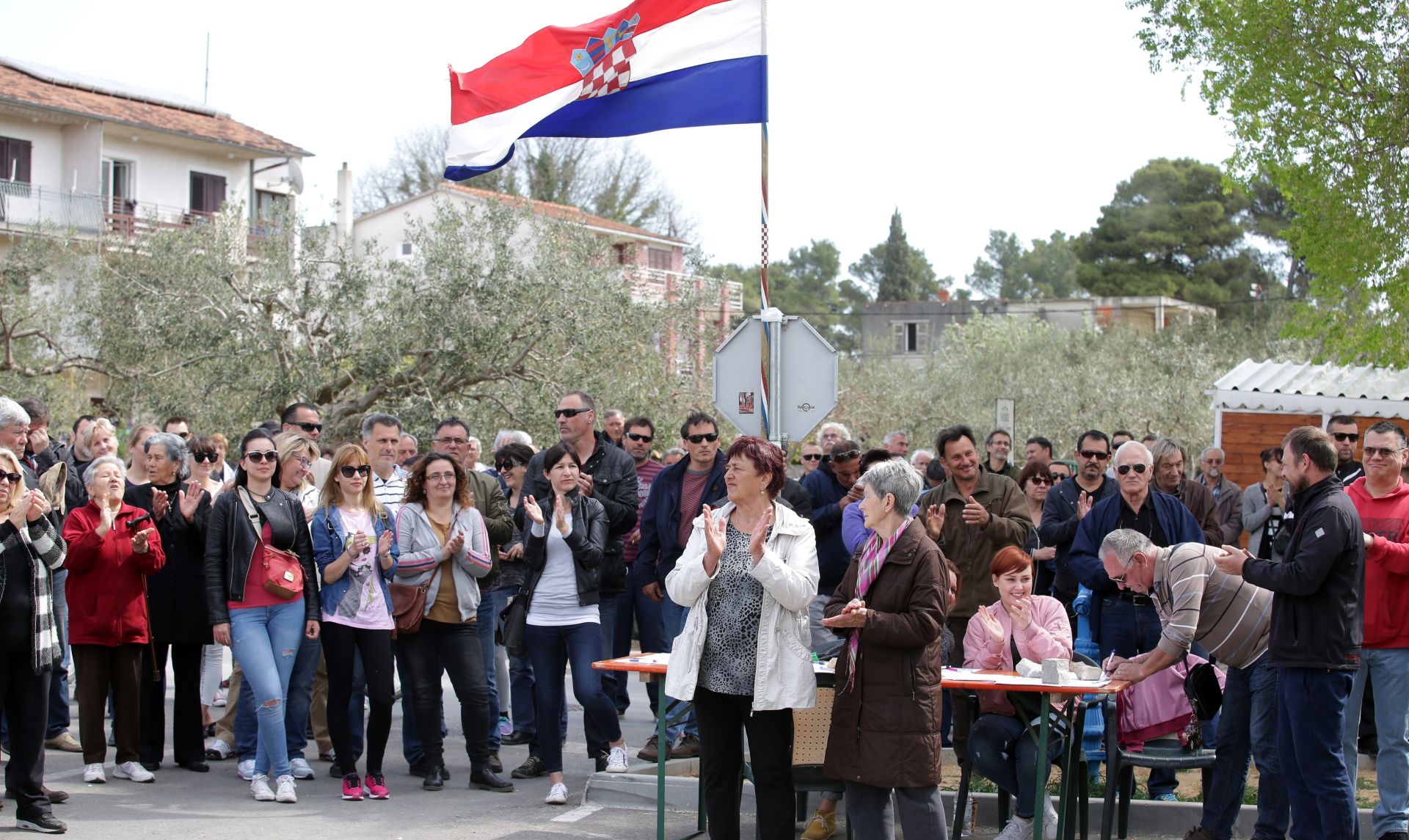 02.04.2017., Vodice -
Gradjanska inicijativa za zastitu priobalnog pojasa grada Vodica organizirala je prosvjed na Plavoj plazi protiv unistavanja javnog pomorskog dobra. U isto vrijeme potpisivala se i peticija.
Photo: Dusko Jaramaz/PIXSELL