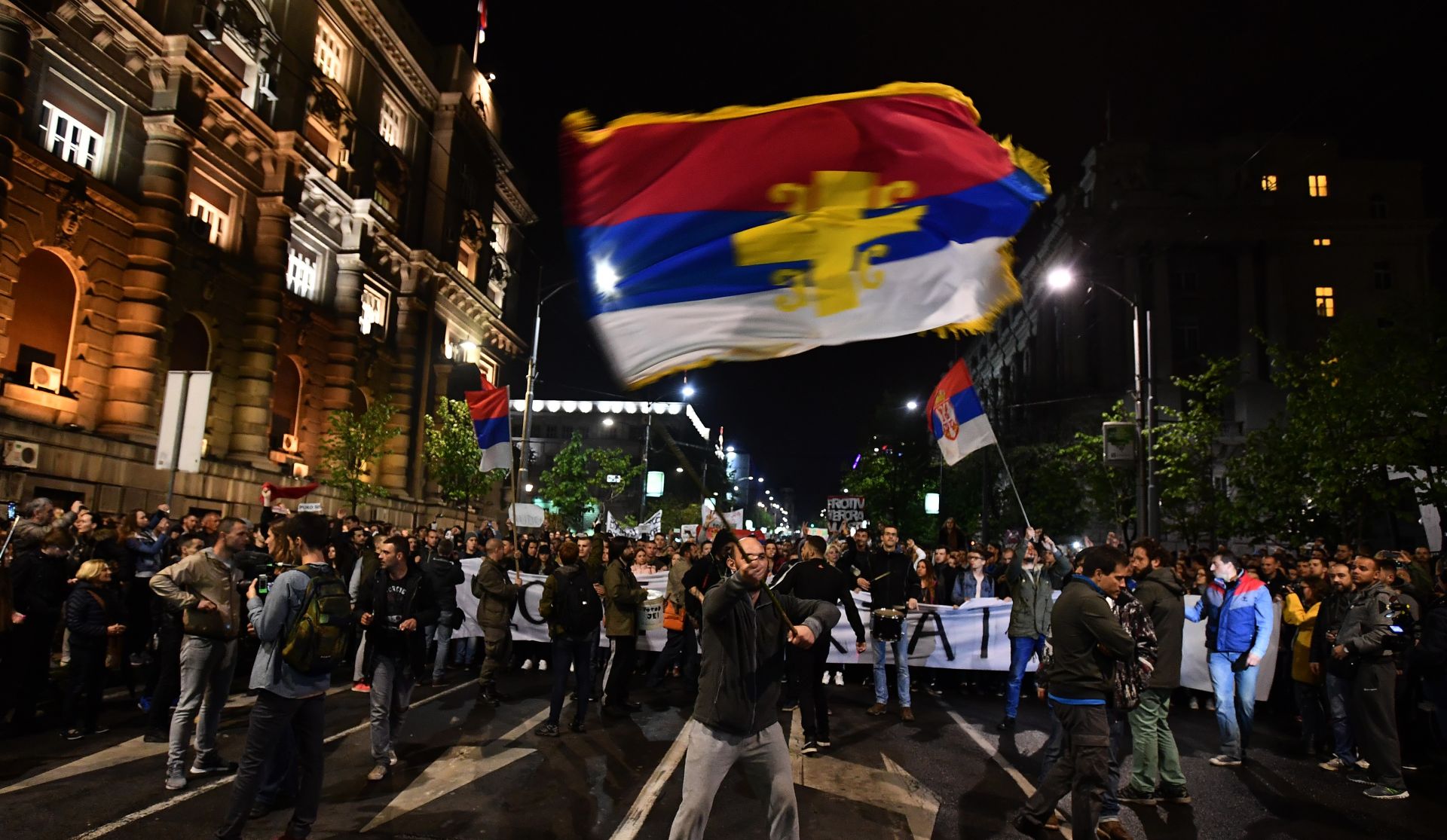 05.04.2017., Beograd, Srbija - Gradjani, pretezno mladi, koji su nezadovoljni pobjedom Aleksandra Vucica na predsjednickim izborima, okupili su se i veceras ispred Skupstine Srbiije odakle su krenuli u prosvjednu setnju centrom Beograda. Prosvjedi se odrzavaju u ukupno 17 gradova, ukljucujuci i Novi Sad, Nis, Suboticu, Zrenjanin, Valjevo, Kraljevo, Krusevac, Leskovac i Vranje. Photo: Srdjan Ilic/PIXSELL