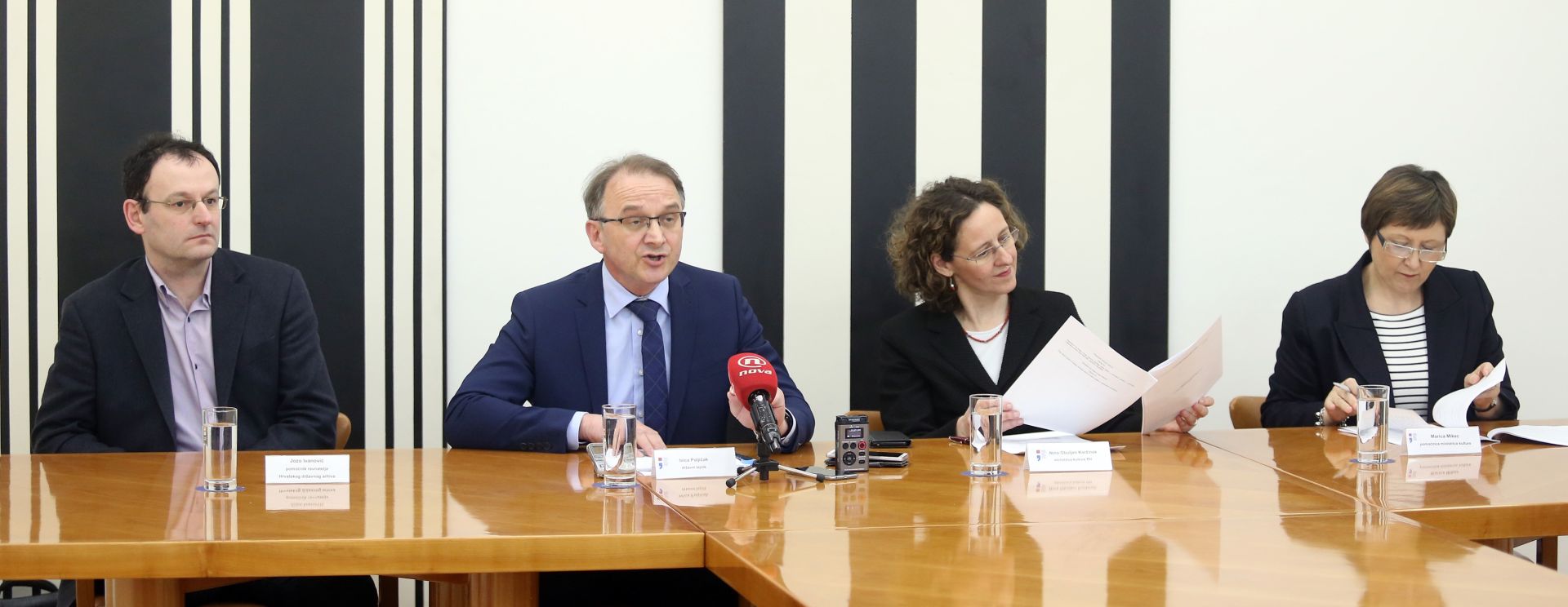 07.04.2017., Zagreb - U Ministarstvu kulture odrzana je konferencija za medije na kojoj je predstavljen zakon o arhivima. Na konferenciji su govorili Jozo Ivanovic, Ivica Poljicak, ministrica Nina Obuljen Korzinek i Marica Mikec.
Photo: Sanjin Strukic/PIXSELL