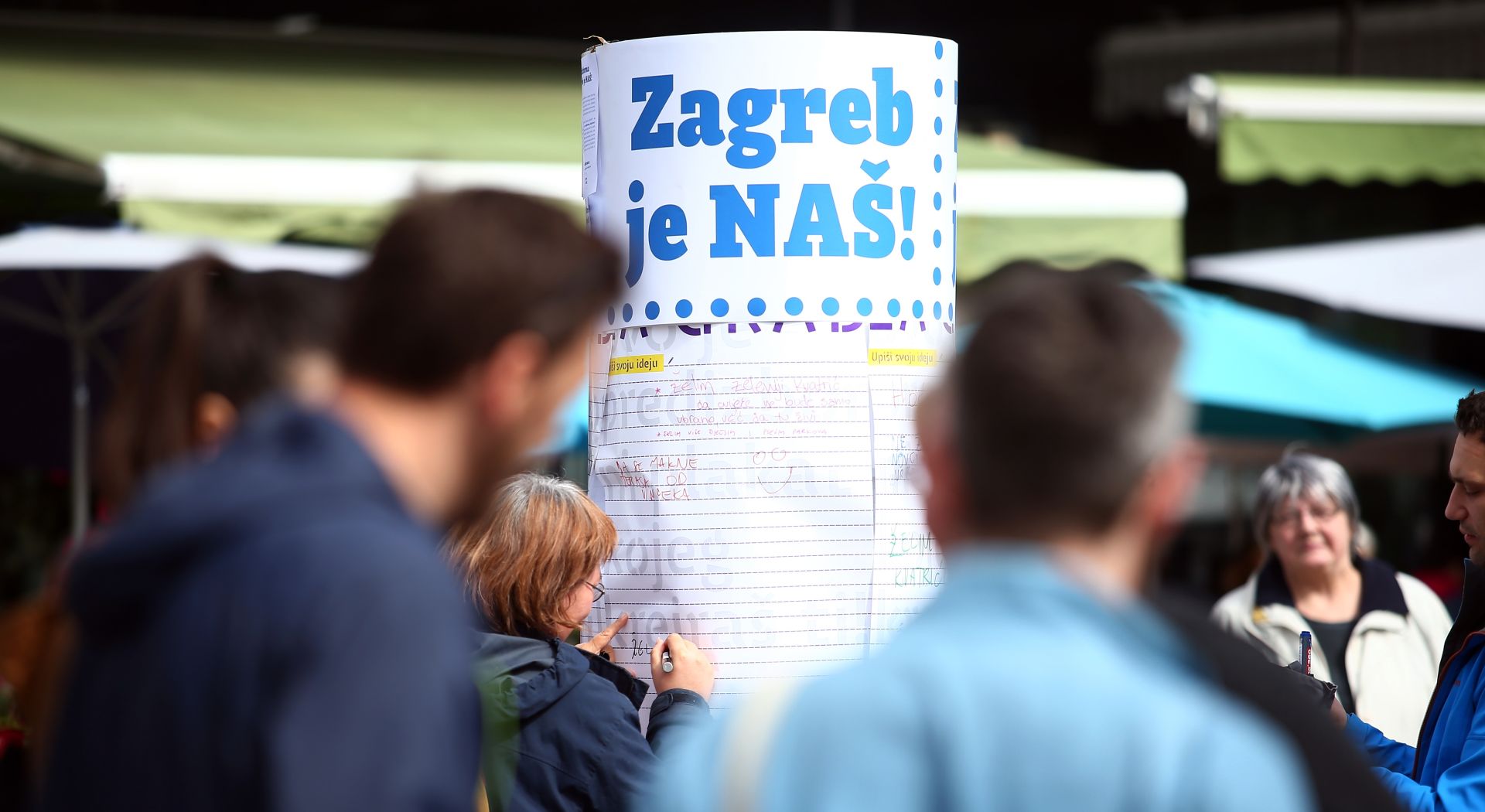 08.04.2017., Zagreb - Platforme "Zagreb je NAS!" i "ZA GRAD" imali su akciju ciscenja klupica i dijela trga, kojom su upozorili na brojne probleme Kvatrica.
Photo: Slavko Midzor/PIXSELL