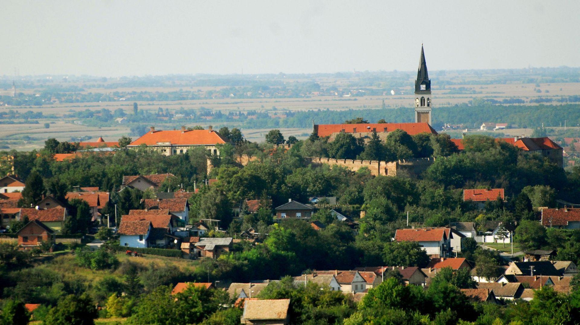 01. 09. 2008., Vukovar - Turisticki vlak Traminac vozio je turiste iz Zagreba koji su dosli posjetiti Vukovar i Ilok. Panorama Iloka. 
Photo: Mihael Spanic/Vecernji list