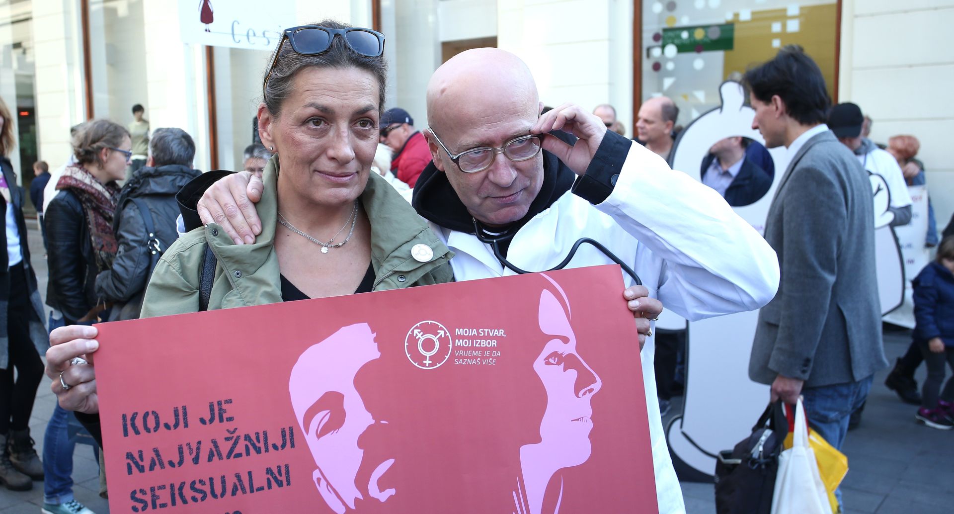 08.10.2016., Zagreb - Na Trgu Petra Preradovica u organizaciji CESI - Centra za edukaciju, savjetovanje i istrazivanje odrzana je kampanja za mlade Moja stvar, moj izbor - Vrijeme je da saznas vise. Poznate osobe i volonterke razgovarali su s mladima o seksualnosti, vezama i kontracepciji te ih informirali o odgovornom seksualnom ponasanju. Ursa Raukar i Davorin Bogovic. 
Photo: Sanjin Strukic/PIXSELL