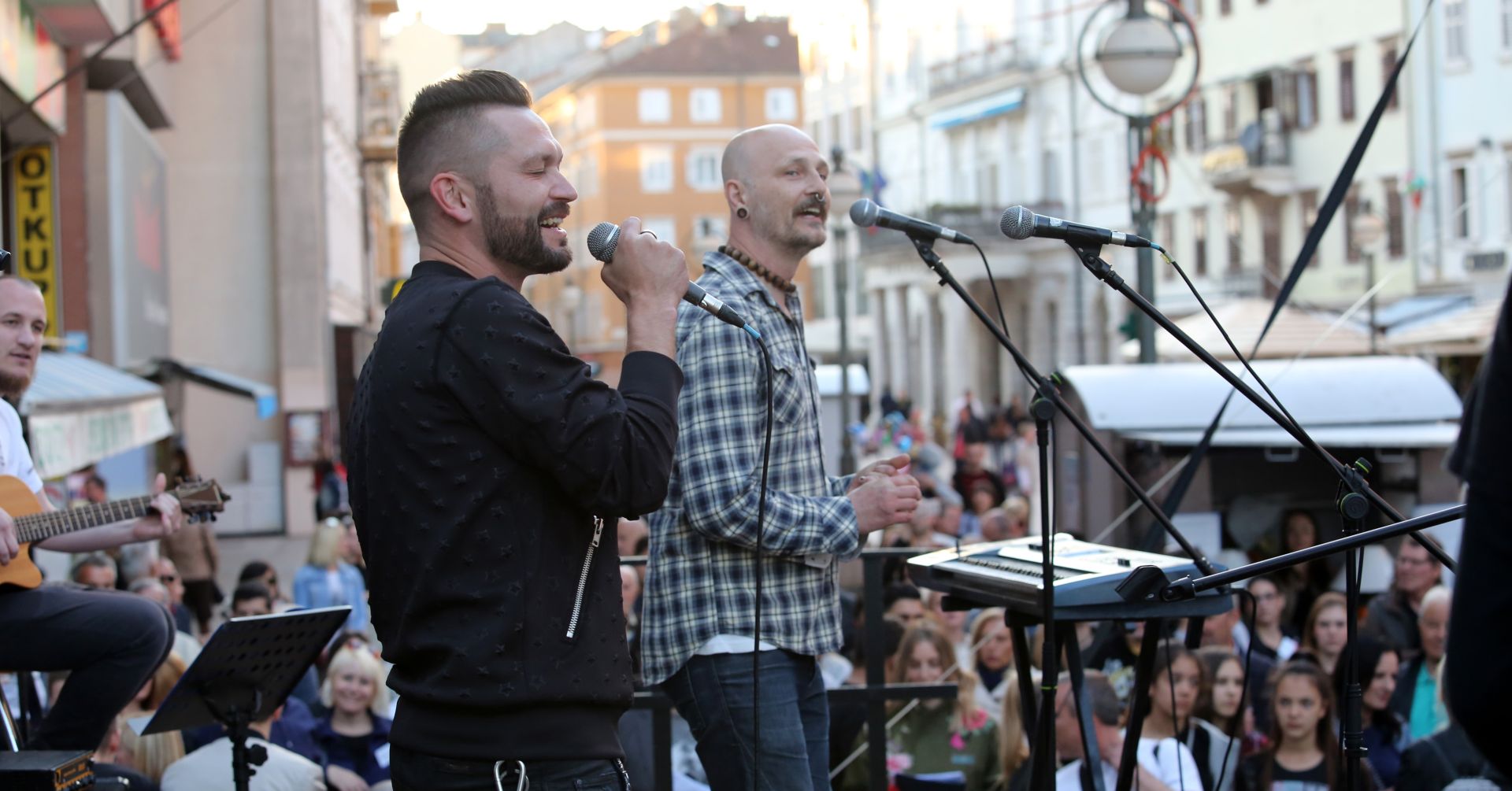 09.04.2017., Rijeka - Na Korzu je odrzan humanitarni koncert "Pridji mi blize" u sklopu obiljezavanja Svjetskog dana autizma. Ivan Decak, Damir Urban. Photo: Goran Kovacic/PIXSELL