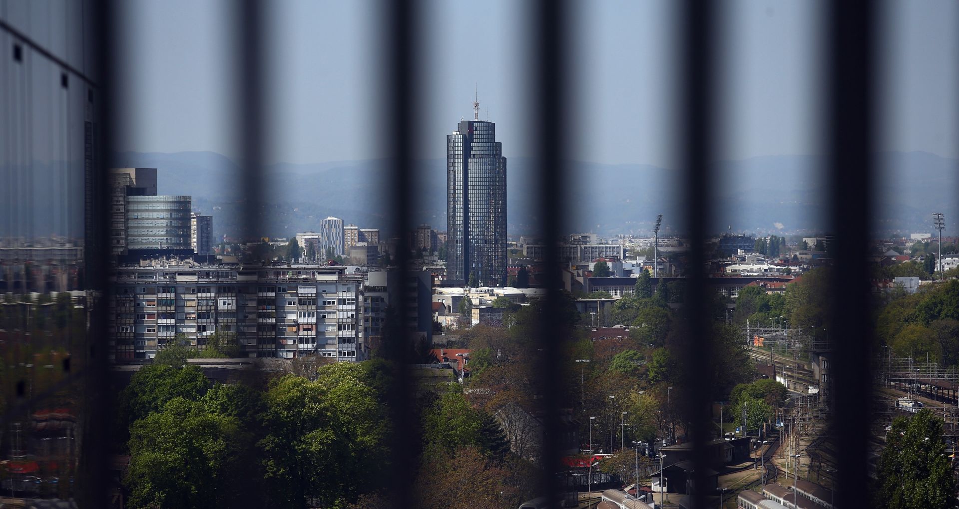 10.04.2017., Zagreb - Pogled na grad Zagreb s 11. kata nebodera u Strojarskoj ulici.  
Photo: Zeljko Lukunic/PIXSELL