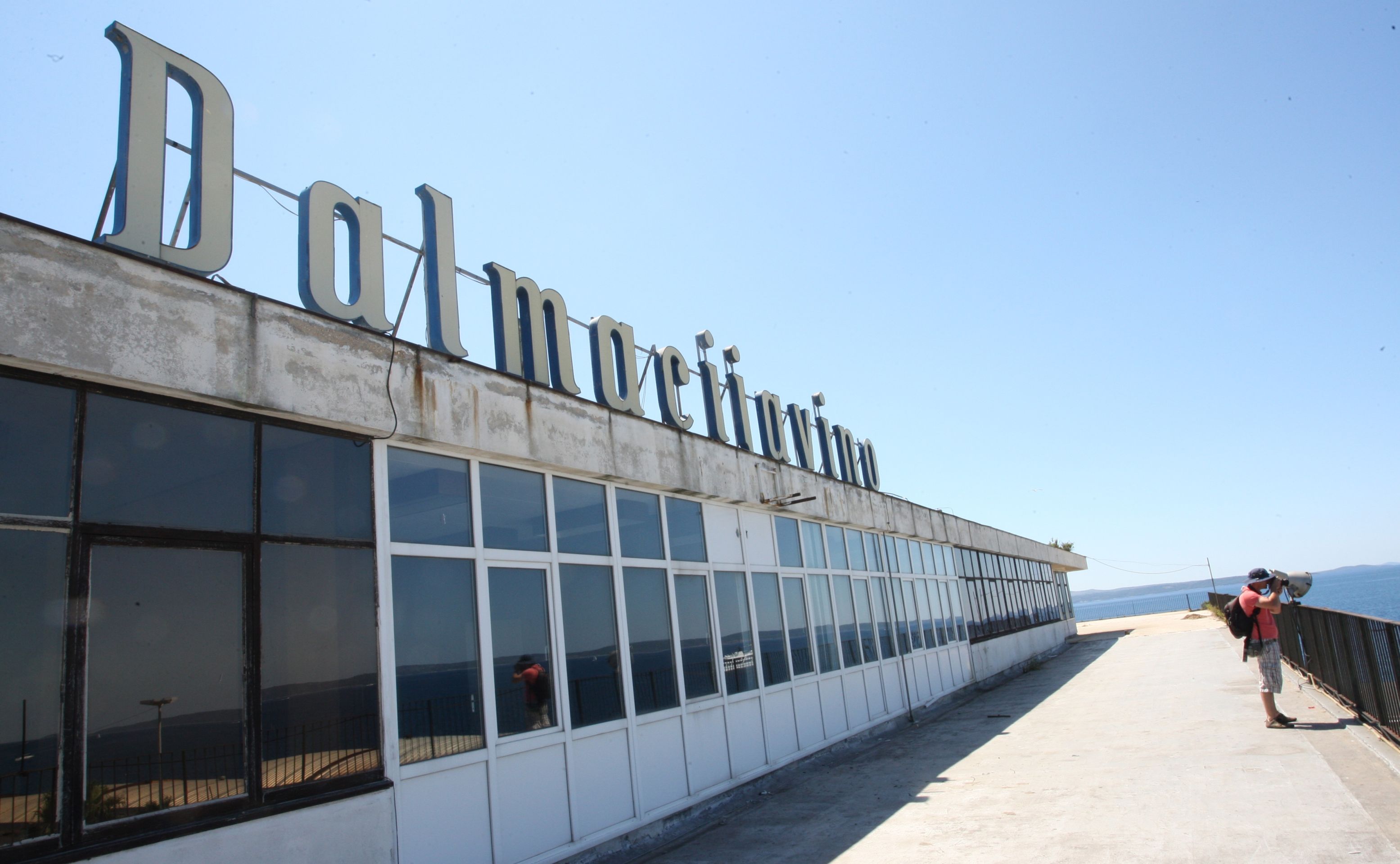 20.06.2011.,Split - 
Ozren Matijasevic u vec bivsim prostorima Dalmacijavina u luci na skupstini sa sindikalistima pod vodstvom Luke Bucata dogovara daljnje korake u vezi privatizacije Dalmacijavina.Novinari nisu mogli prisustvovati do zavrsetka..
Prostor sada vec bivse tvornice.
Photo: Ivo Cagalj/PIXSELL