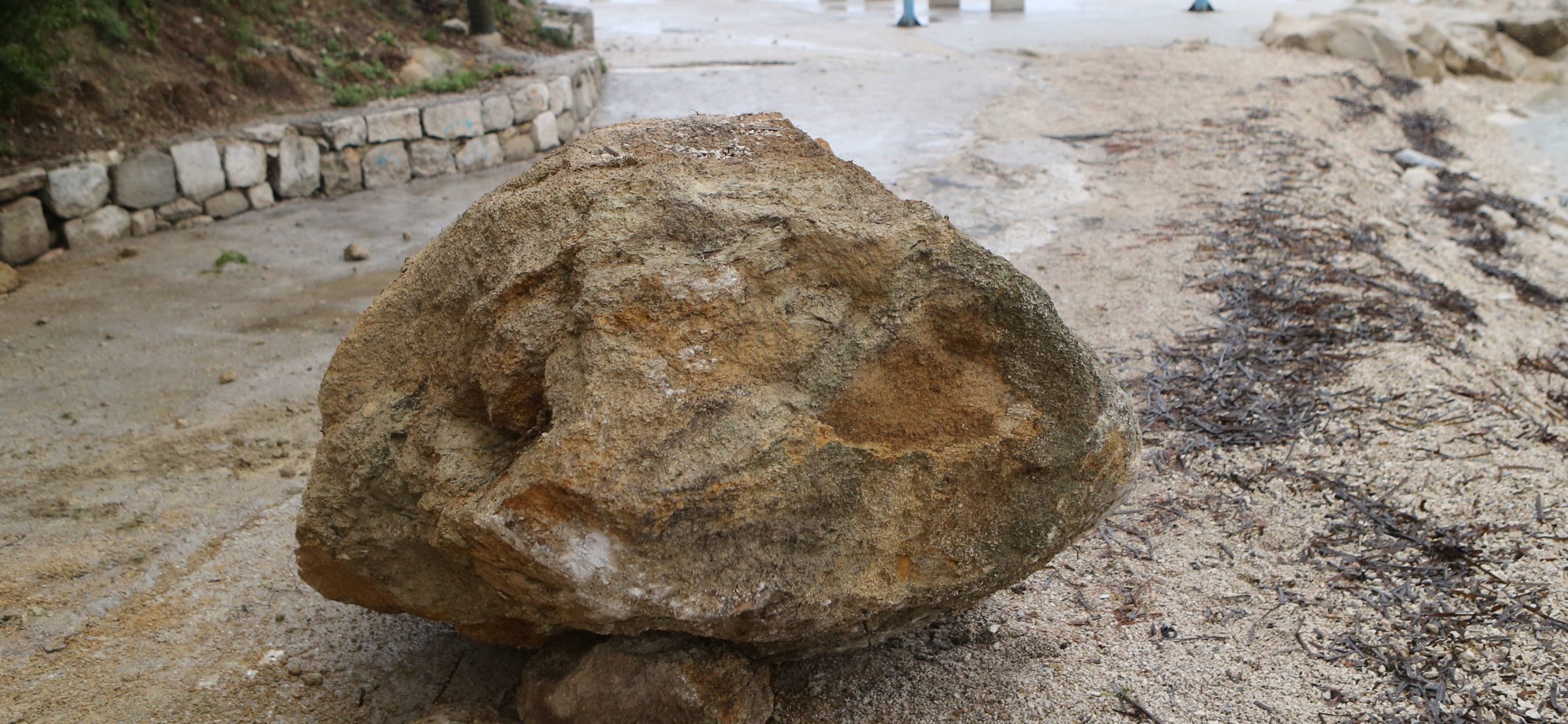 11.10.2015., Split - Zbog kise koja neprekidno pada nekoliko tona tezak kamen odronio se na setnicu kod uvale Firule izmedju kafica O'Hara i Plava laguna. Lokaciju je oko 13 sati obisla i komunalna sluzba.
Photo: Ivo Cagalj/PIXSELL