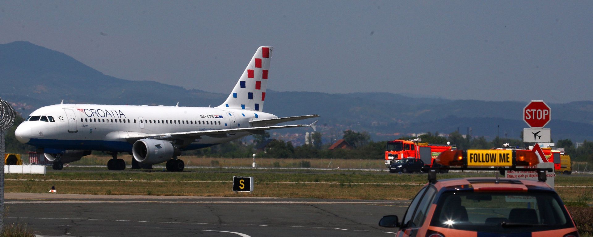 13.08.2013., Zagreb - Intervencija vatrogasaca u Zracnoj luci Zagreb zbog kvara na avionu.
Photo: Grgur Zucko/PIXSELL