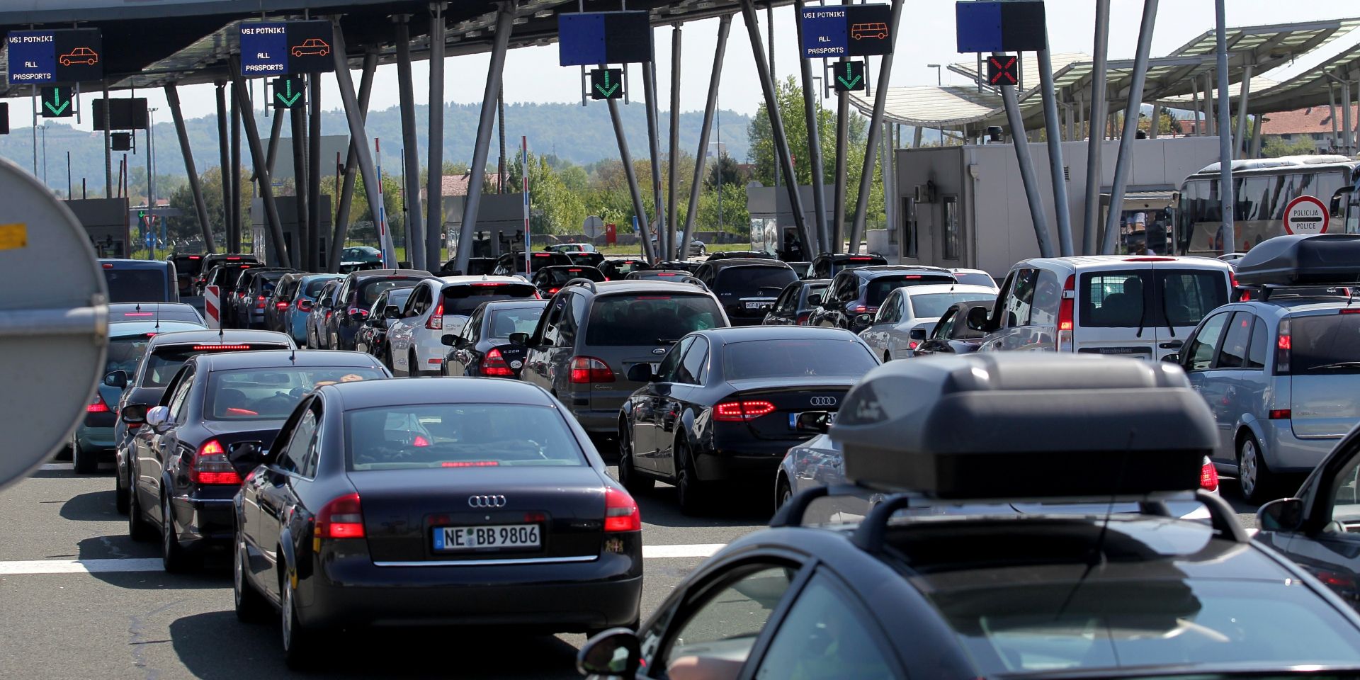 14.04.2017., Bregana - Kilometarske kolone na ulazu i izlazu u RH na granicnom prijelazu Bregana. Zbog strogih kontrola pregleda putovnica svim putnicima. Brojnim putnicima koji putuju autobusima dosadilo je cekanje pa su krenuli pjesice preko granice iz Slovenije u RH gdje po njih dolazi rodbina. Photo:Zeljko Lukunic/PIXSELL