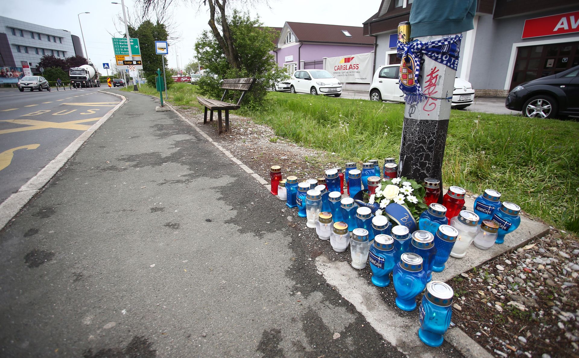 18.04.2017., Zagreb - Na Aveniji Veceslava Holjevca gdje je pronadjen tesko ozlijedjeni muskarac koji je od zadobivenih ozlijeda preminuo u bolnici zapaljene su svijece. 
Photo: Slavko Midzor/PIXSELL