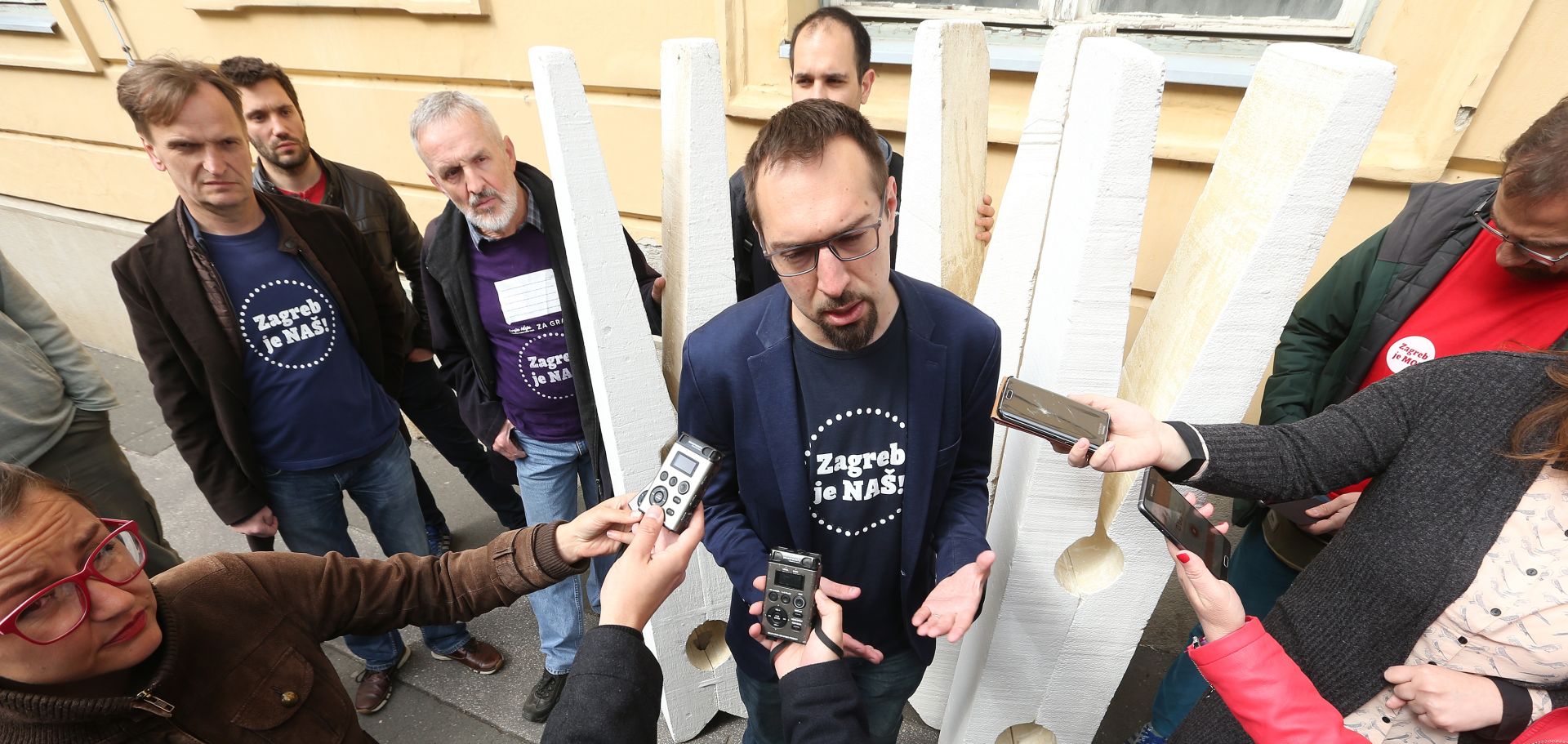 19.04.2017., Zagreb -
Ispred gradske skupstine, prosvjedna akcija javne platforme Zagreb je nas povodom sirenja neugodnog mirisa s Jakusevca. Okupljenim novinarima izjave su dali Teodor Celakoski i Tomislav Tomasevic kandidat za gradonacelnika grada Zagreba.
Photo: Robert Anic/PIXSELL