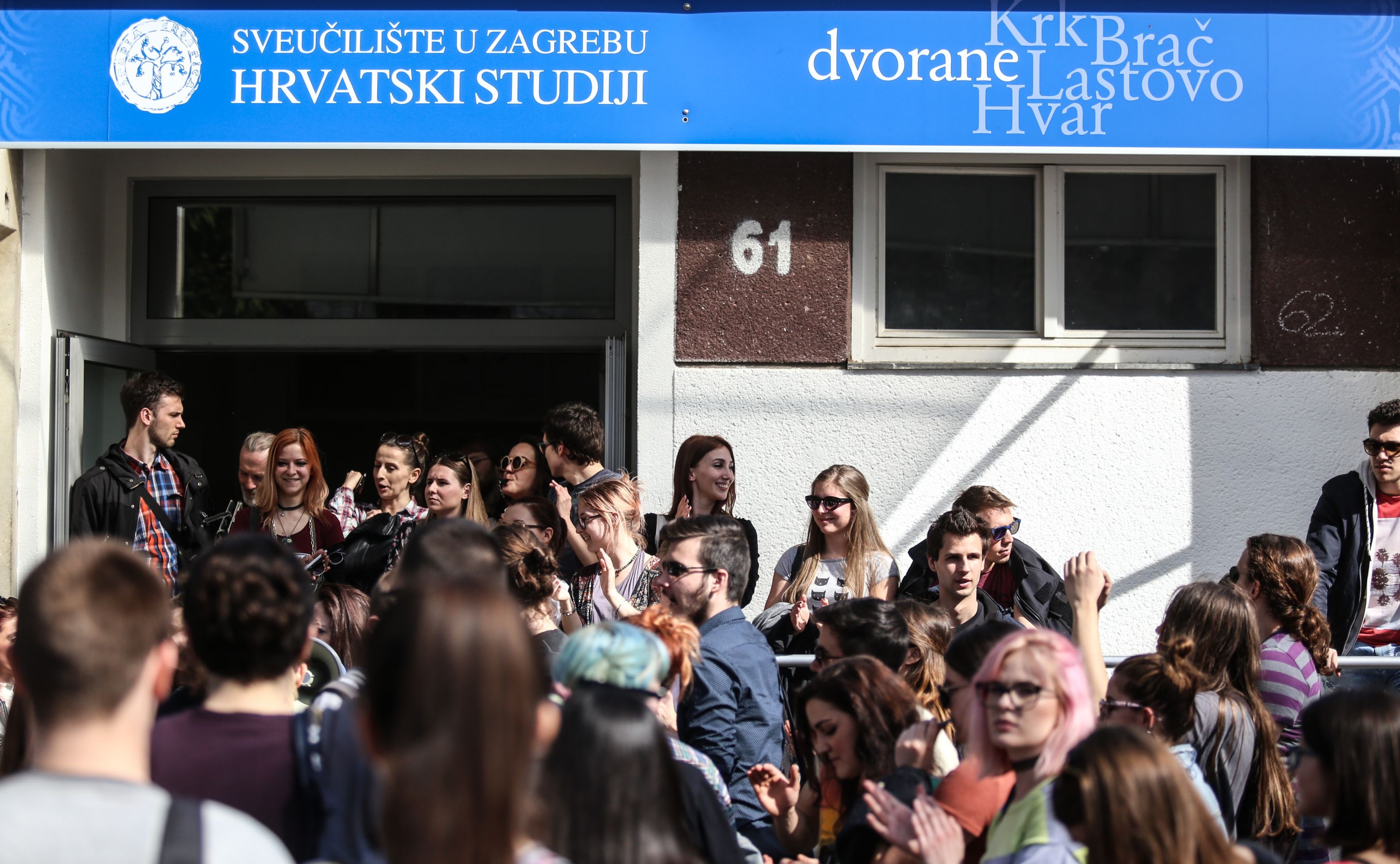 20.03.2017., Zagreb - Zbog izglasavanja nulte upisne kvote za studij filozofije na Hrvatskim studijima, dio studenata odlucio je krenuti u blokadu nastave. Oko 350 okupljenih studenata tu je odluku donijelo jutros na Studentskom saboru. U kampusu je i policija koja prati sto se zbiva. 
Photo: Igor Soban/PIXSELL