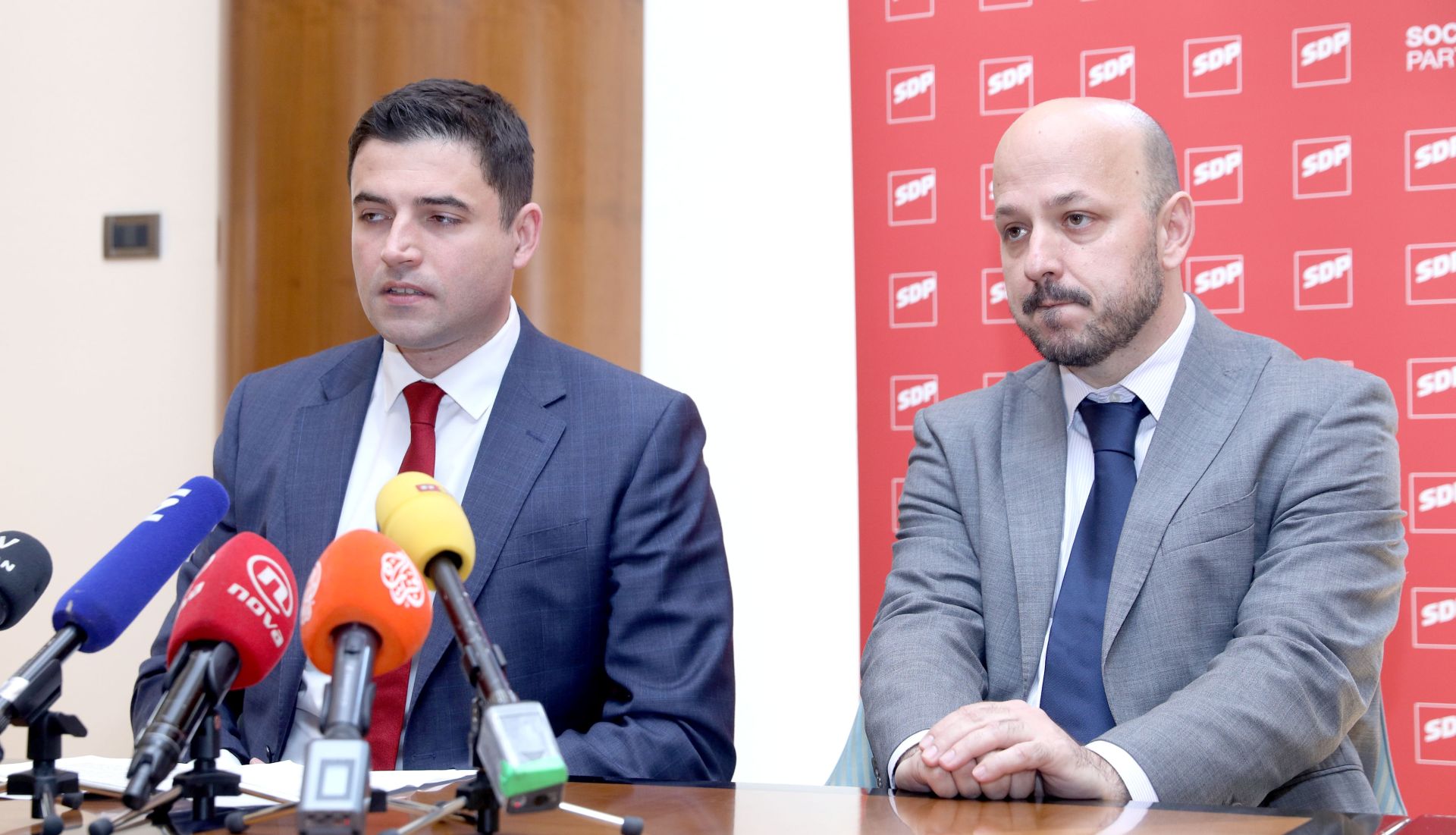 21.04.2017., Zagreb - U Saboru je odrzana konferencija za medije Kluba zastupnika SDP-a na kojoj su govorili o Prijedlogu odluke o osnivanju istraznog povjerenstva za Agrokor. Predsjednik SDP-a Davor Bernardic i Gordan Maras. Photo: Patrik Macek/PIXSELL