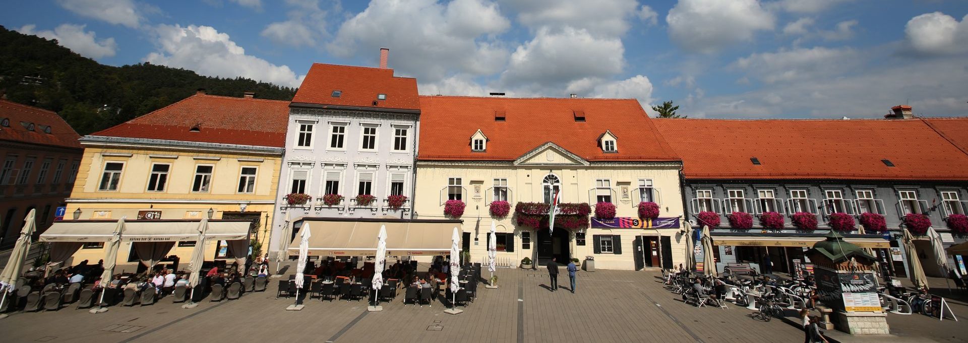 22.09.2016., Samobor - Grad Samobor se smjestio u sjeverozapadnom dijelu Hrvatske uz granicu sa Slovenijom i nedaleko od Zagreba. Jaci privredni razvitak Samobora pocinje u 16. stoljecu otvaranjem rudnika bakra i zeljeza u selu Rude. Staklarska tradicija datira od 1839. godine osnutkom prve staklane u Osredku. Otvaranjem hotela 1810. godine, Samobor postaje turisticko mjesto, a slijedi otvaranje Smidhenovih sumpornih toplica (1864.).  
Photo: Robert Anic/PIXSELL