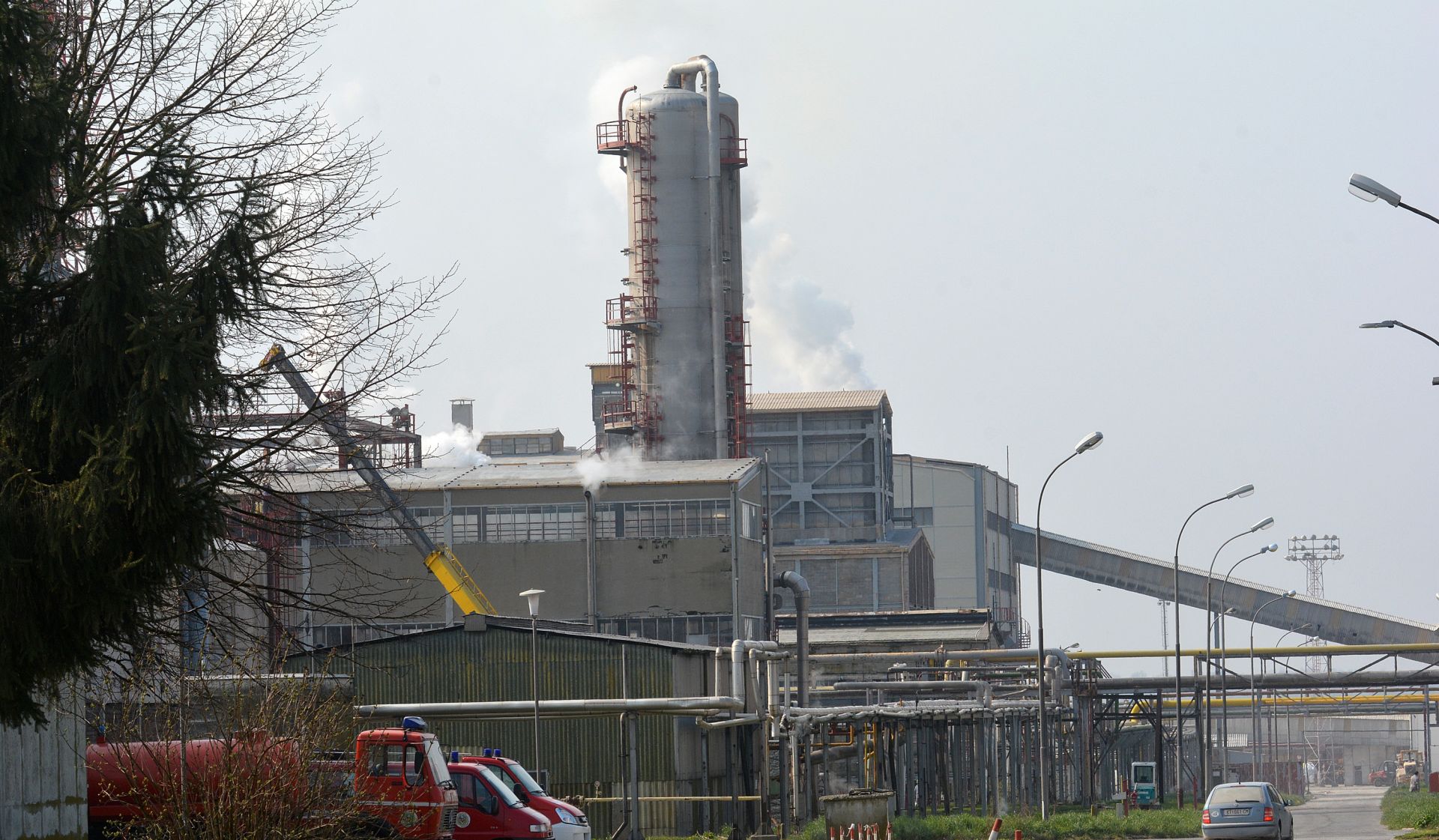 23.03.2015., Kutina - Predsjednik Vlade Zoran Milanovic i ministar gospodarstva Ivan Vrdoljak posjetili su kutinsku Petrokemiju i s clanovima Uprave ove tvrtke predvodjenima predsjednikom Nenadom Zecevicem razgovarali o rijesenju problema Petrokemije. 
Photo: Nikola Cutuk/PIXSELL