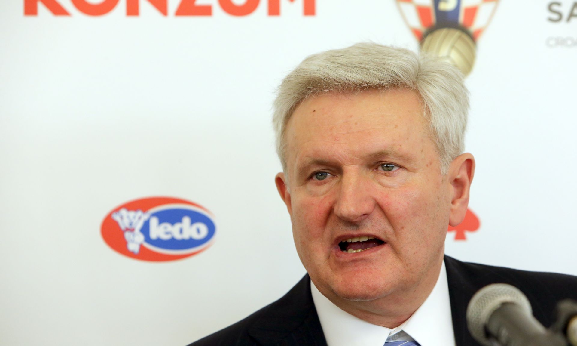 23.12.2013., Zagreb - Svecano potpisivanje ugovora izmedju Hrvatskog nogometnog saveza i  Agrokora. Ugovor su potpisati predsjednik Uprave Agrokora, Ivica Todoric, i predsjednik Hrvatskog nogometnog saveza, Davor Suker. Potpisivanju ugovora nazocili su Niko Kovac izbornik Hrvatske nogometne reprezentacije, golman Stipe Pletikosa i Damir Vrbanovic izvrsni predsjednik Hrvatskog nogometnog saveza.
Photo: Robert Anic/PIXSELL