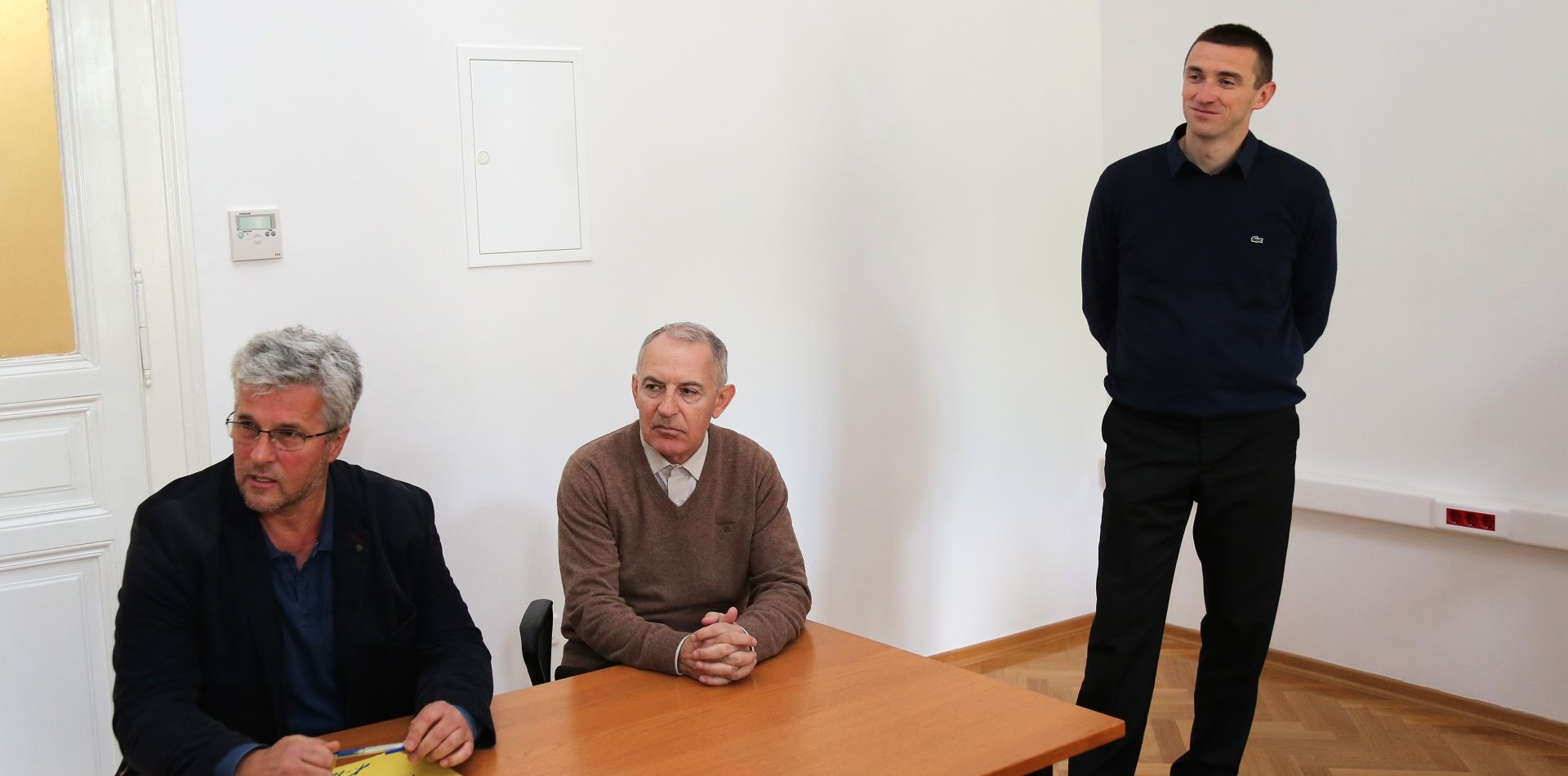 25.04.2017., Osijek - Na Opcinskom sudu nastavljeno je sudjenje uredniku Bujice Velimiru Bujancu u privatnoj tuzbi Ranka Ostojica, bivseg SDP-ovog ministra unutarnjih poslova, za klevetu. Za svjedoka je pozvan vukovarski gradonacelnik Ivan Penava. Odvjetnik Ranka Ostojica Radan Kovac sa sudskim vjestakom. 
Photo: Marko Mrkonjic/PIXSELL