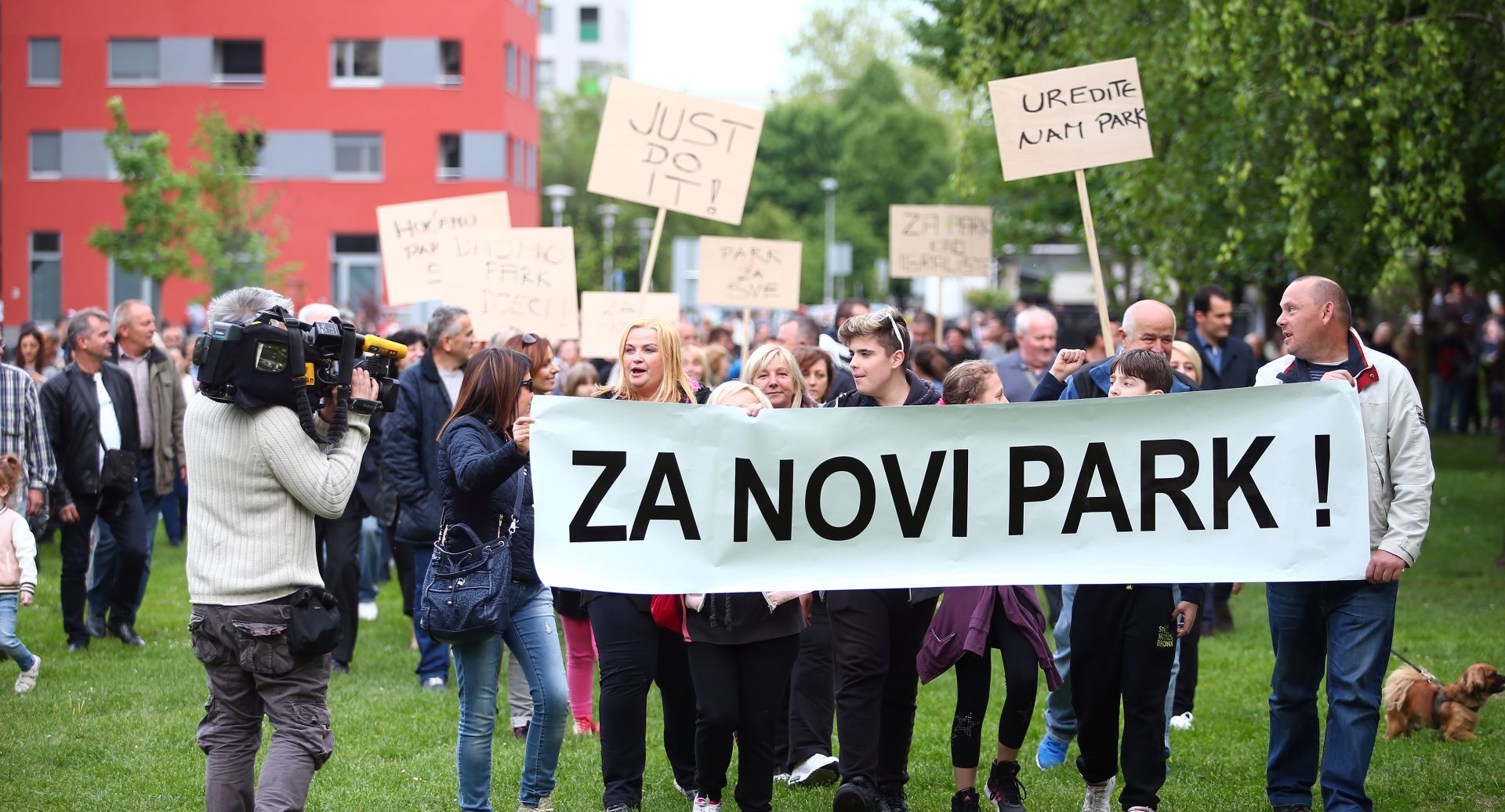 26.04.2017., Zagreb - U parku na Savici odrzana dva prosvjeda za uredjenje i protiv pokrenutog uredjenja parka.
Photo: Slavko Midzor/PIXSELL