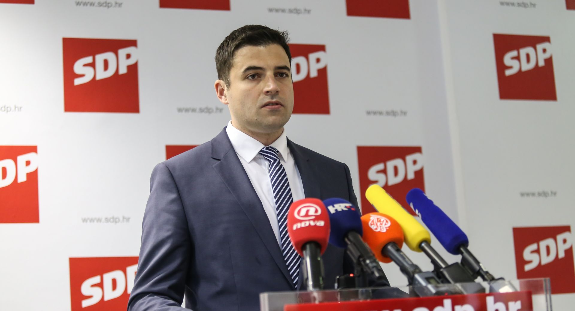 27.04.2017., Zagreb - Predsjednik SDP-a Davor Bernardic obratio se javnosti na izvanrednoj konferenciji za novinare u sredisnjici stranke na Iblerovom trgu povodom odluke premijera Andreja Plenkovica da razrijesi tri ministra Mosta iz Vlade. 
Photo: Igor Soban/PIXSELL